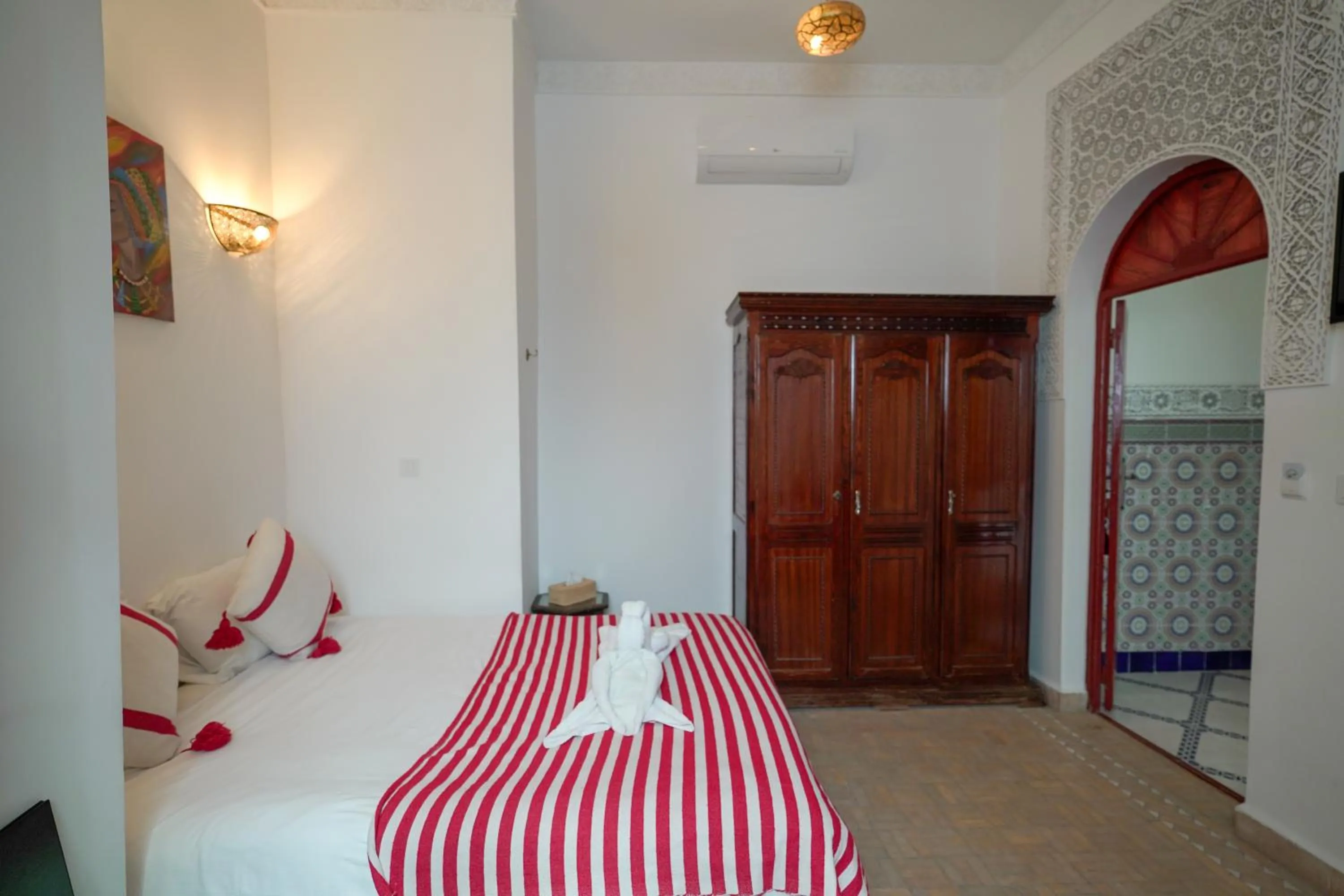 Bed in Riad Alma Mouassine