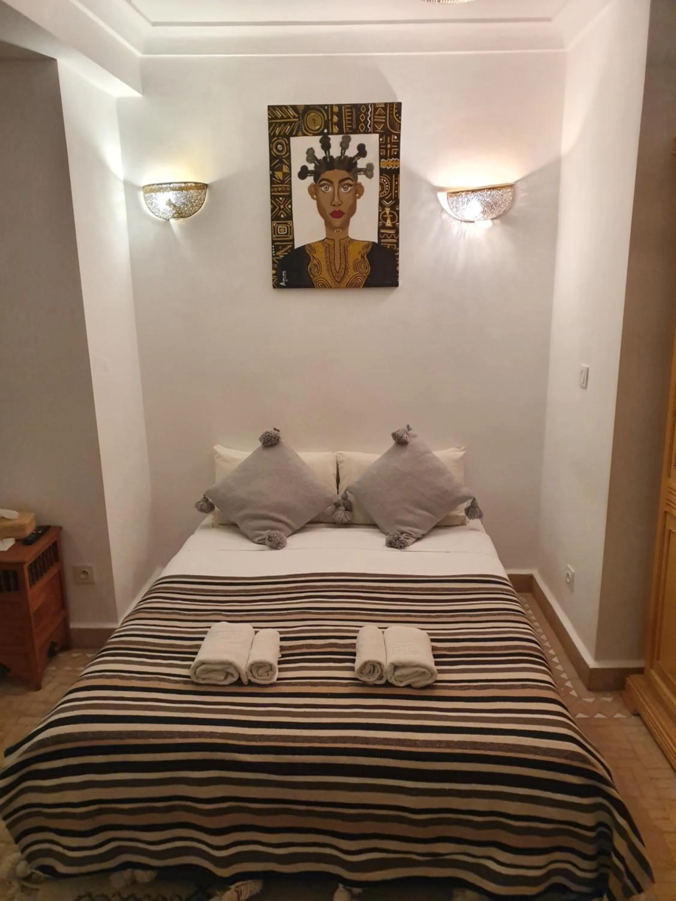 Bed in Riad Alma Mouassine