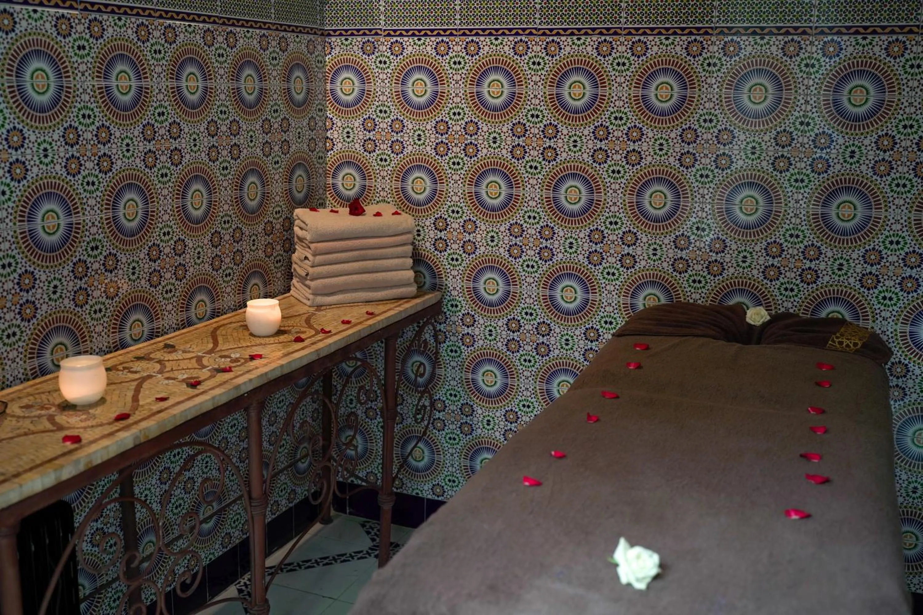 Bed in Riad Alma Mouassine
