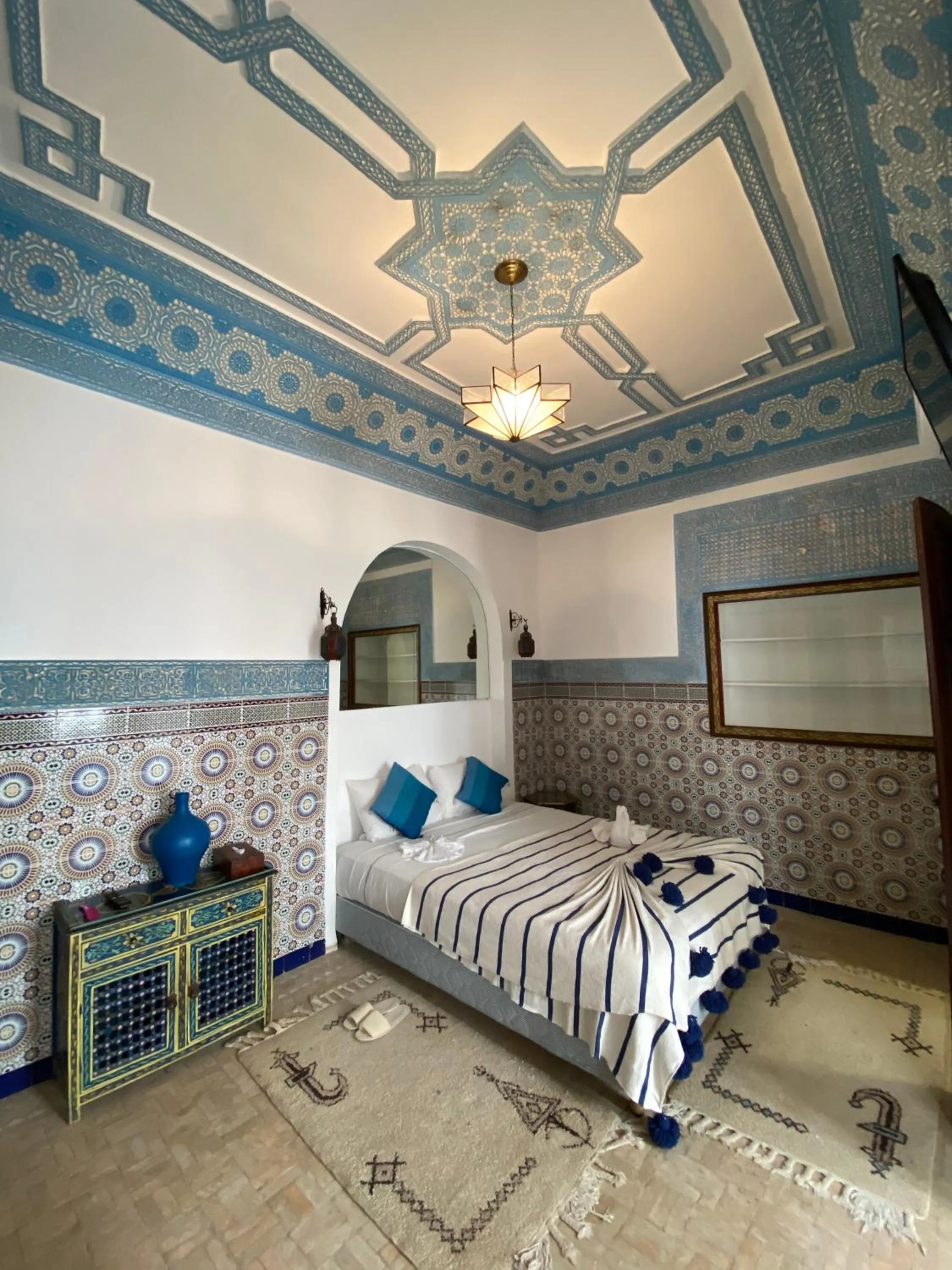Bed in Riad Alma Mouassine