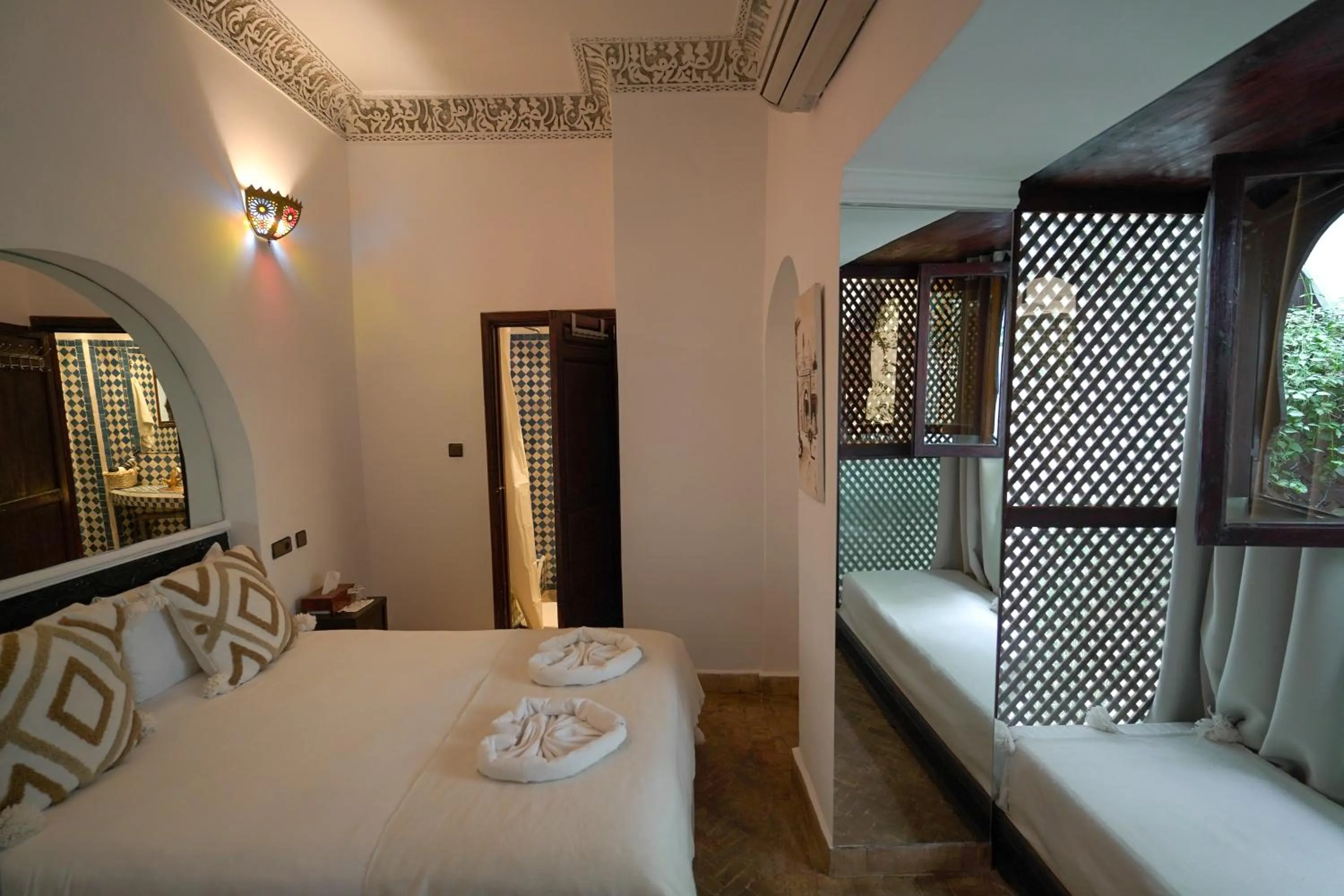 Bed in Riad Alma Mouassine