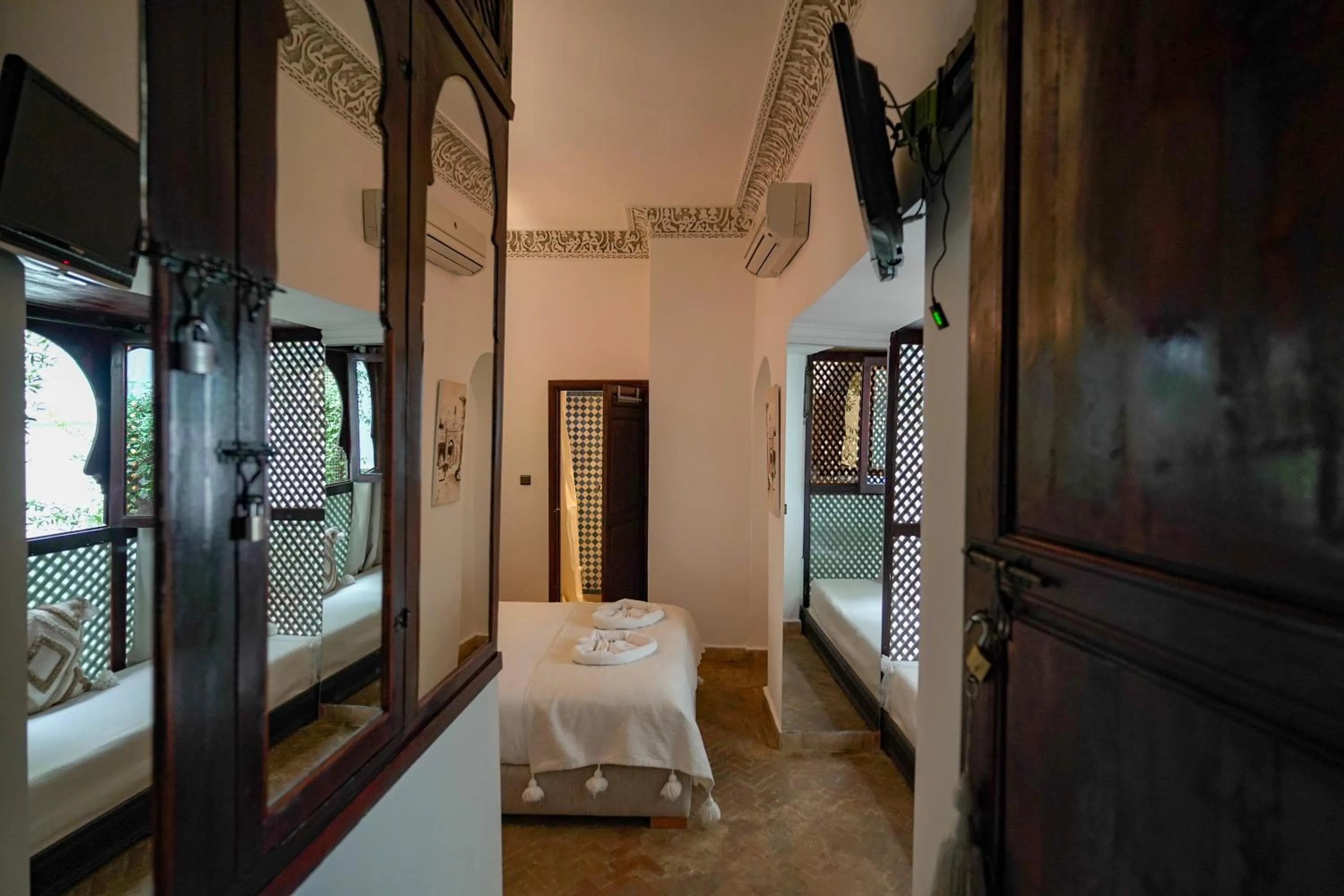 Bed in Riad Alma Mouassine