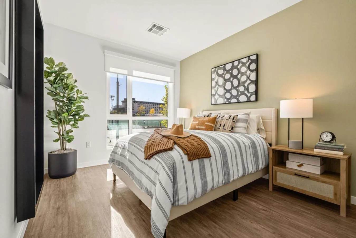 Bedroom, Bed in Placemakr Reno