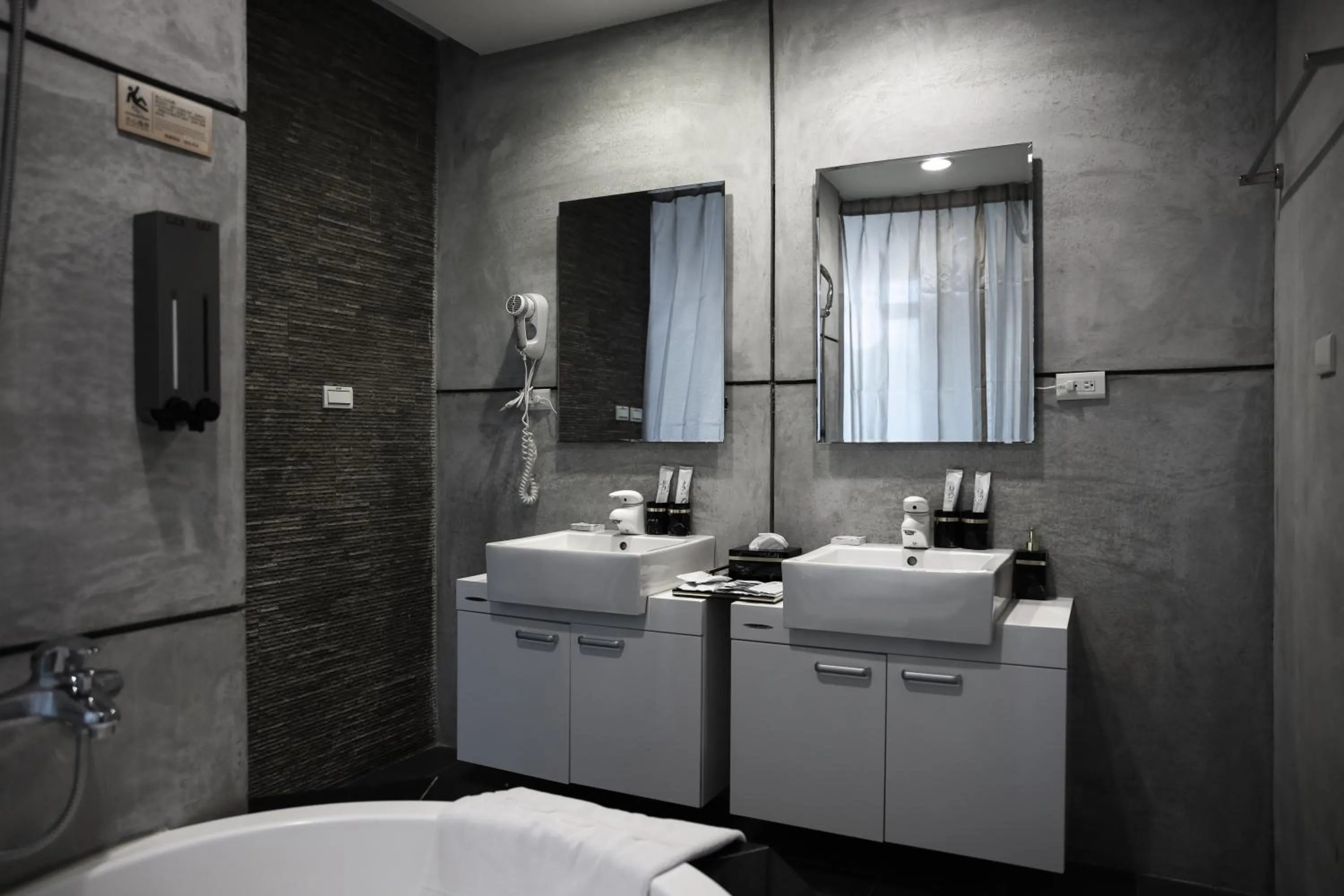 Shower in 823 Tourist Hotel