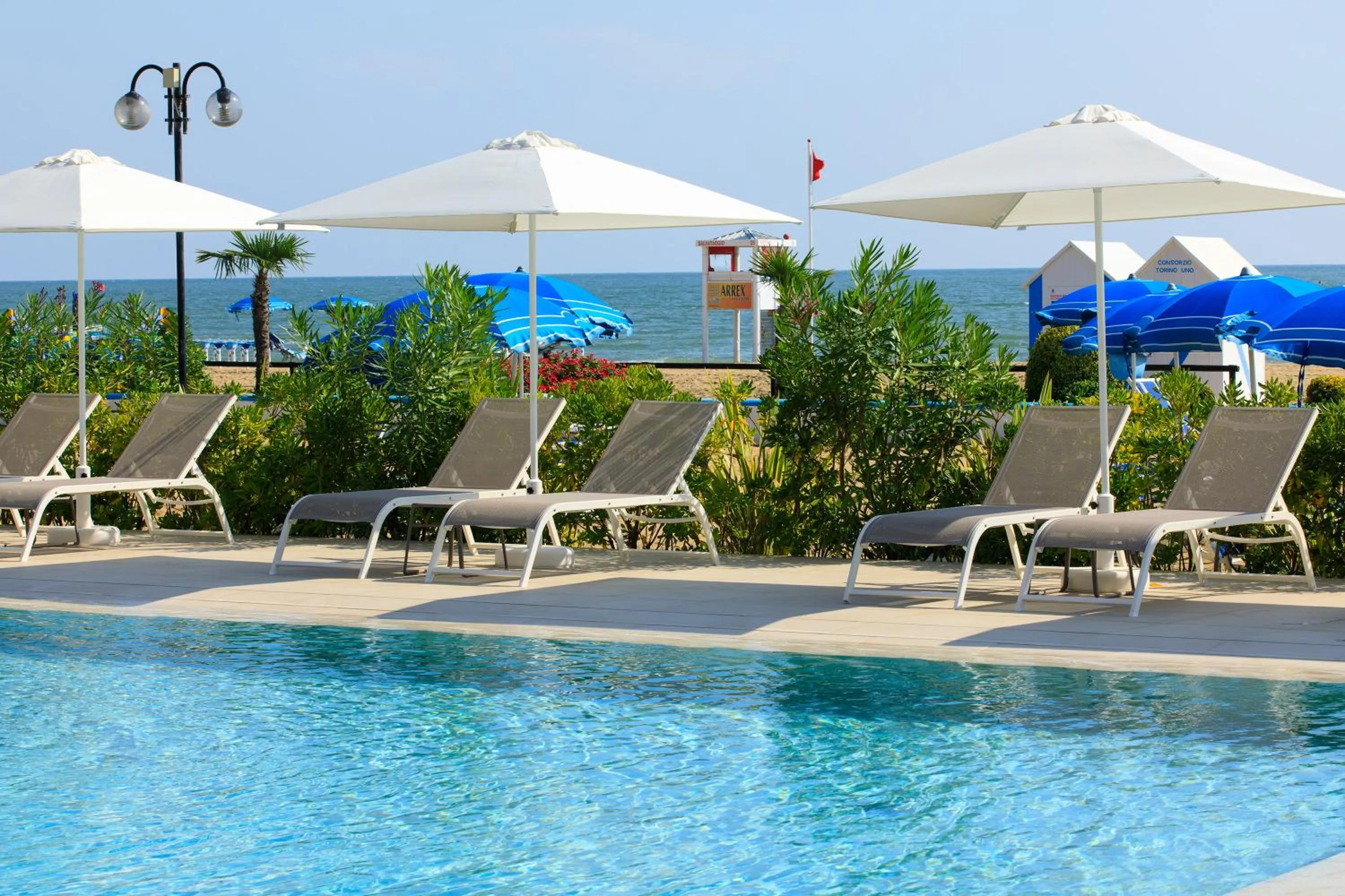 Swimming pool in Hotel Orient & Pacific