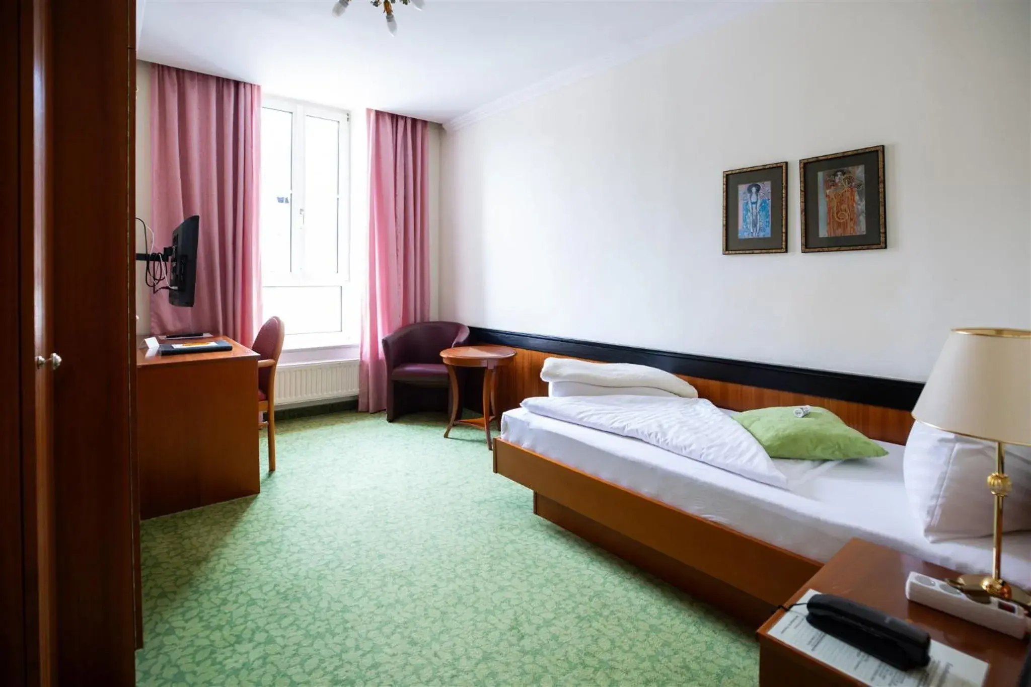 Economy Single Room in Kurhaus Dr. Petershofer Economy Single Room in Kurhaus Dr. Petershofer