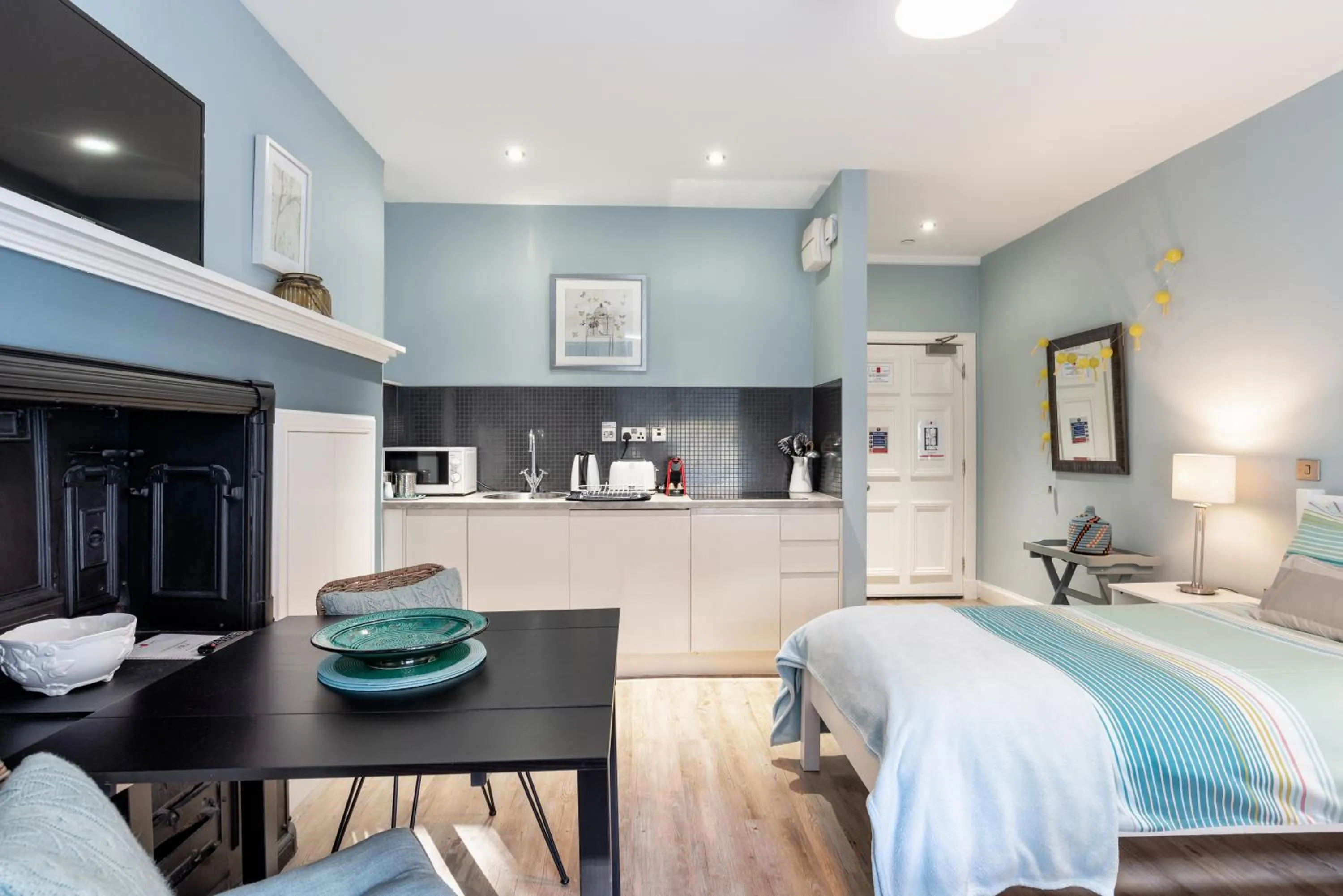 Kitchen or kitchenette, Bed in Haymarket Apartments