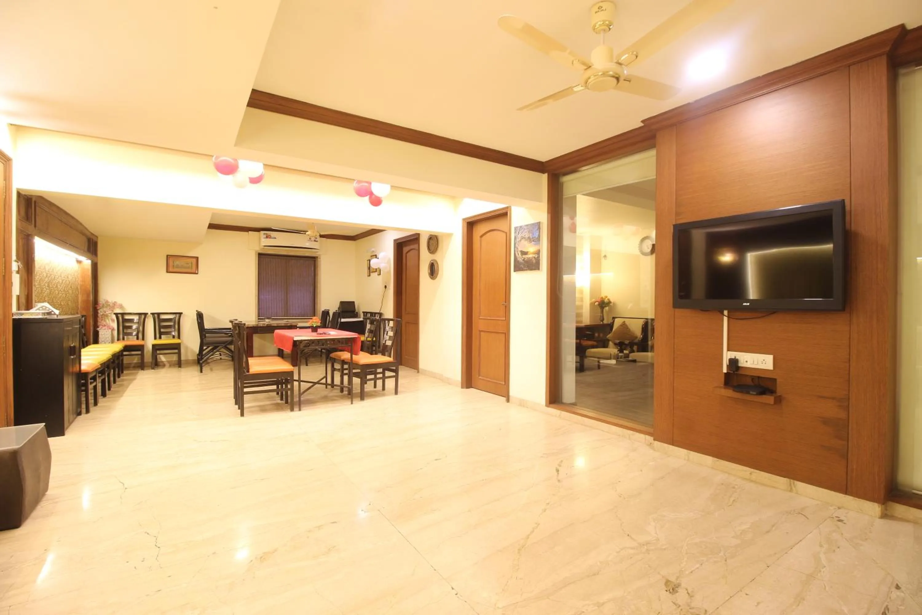 Dining area in Redwings Castle Hotel