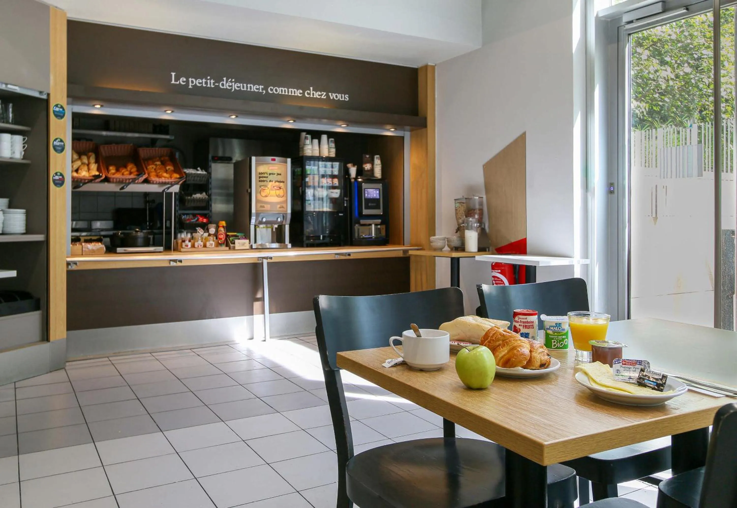 Restaurant/places to eat in B&B HOTEL Marseille Euromed