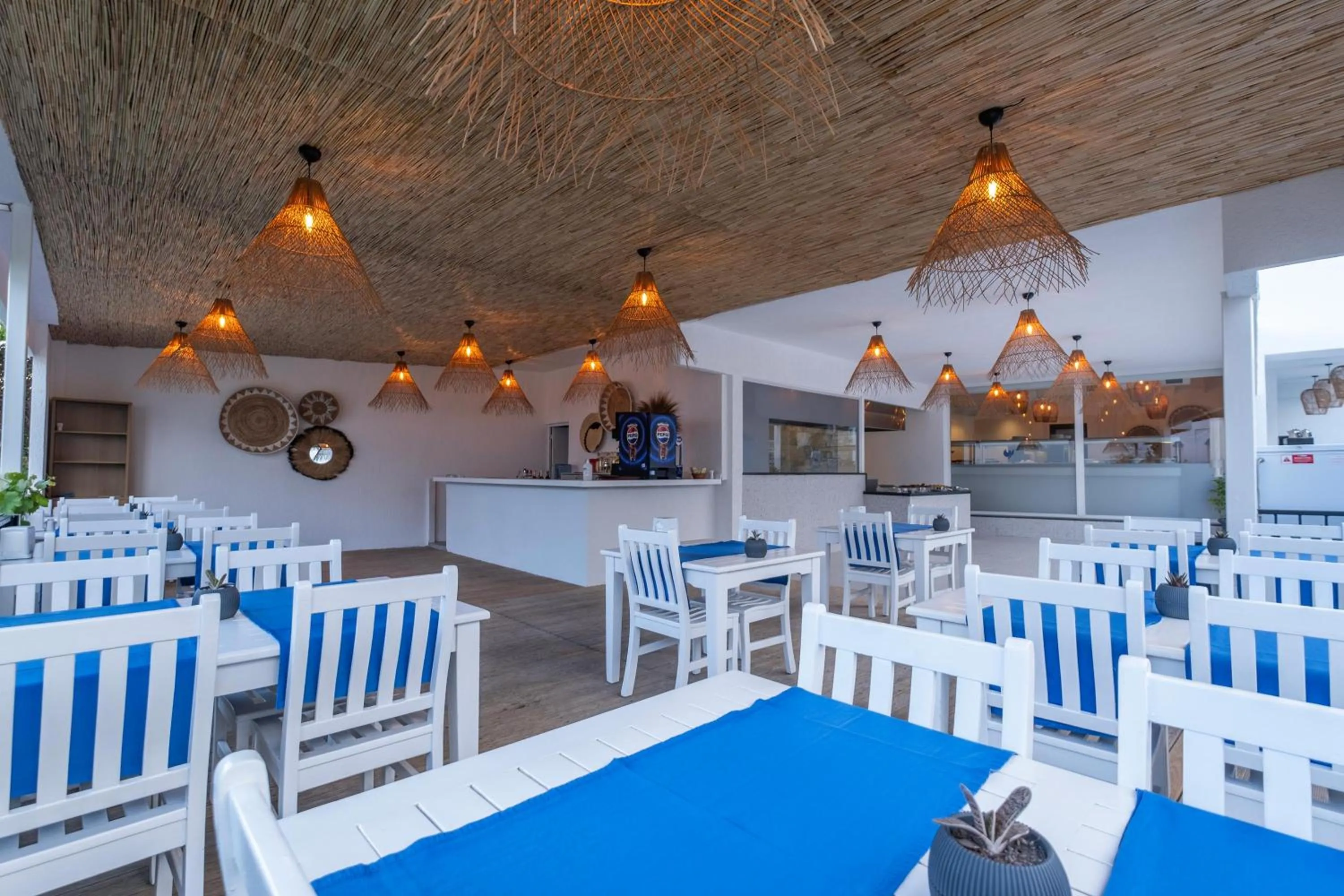 Restaurant/places to eat in Paloma Family Club