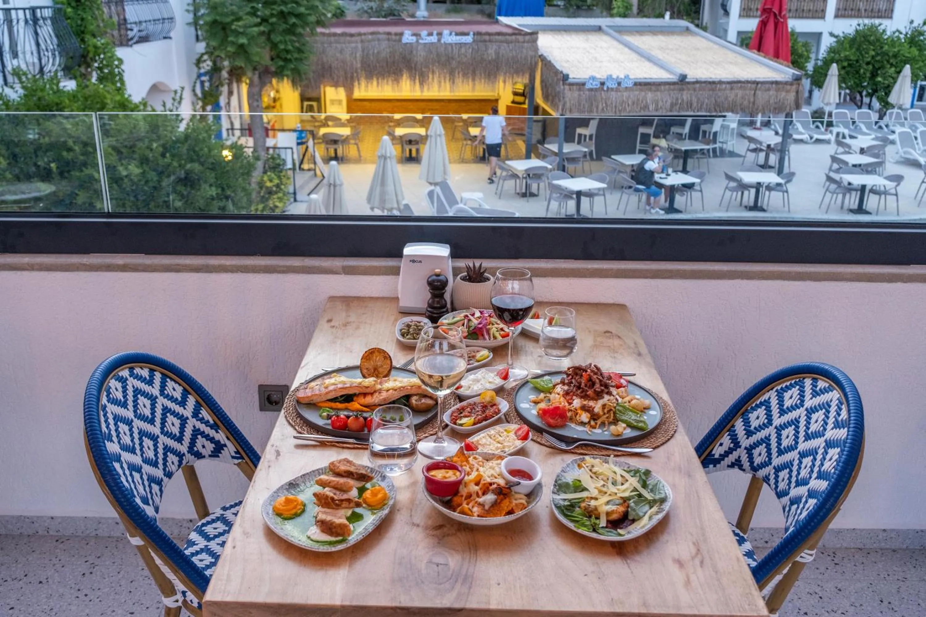 Restaurant/places to eat in Paloma Family Club