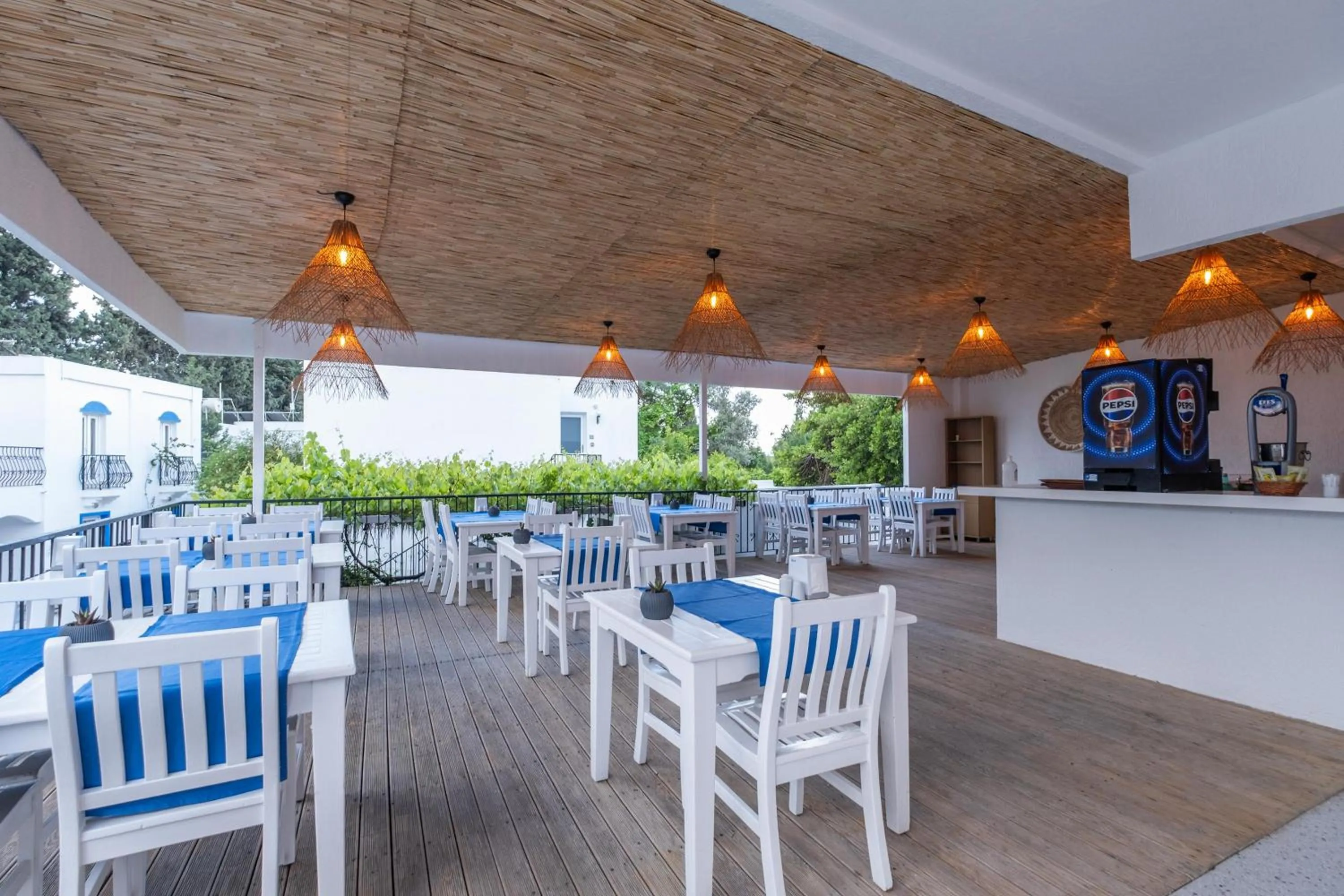 Restaurant/places to eat in Paloma Family Club