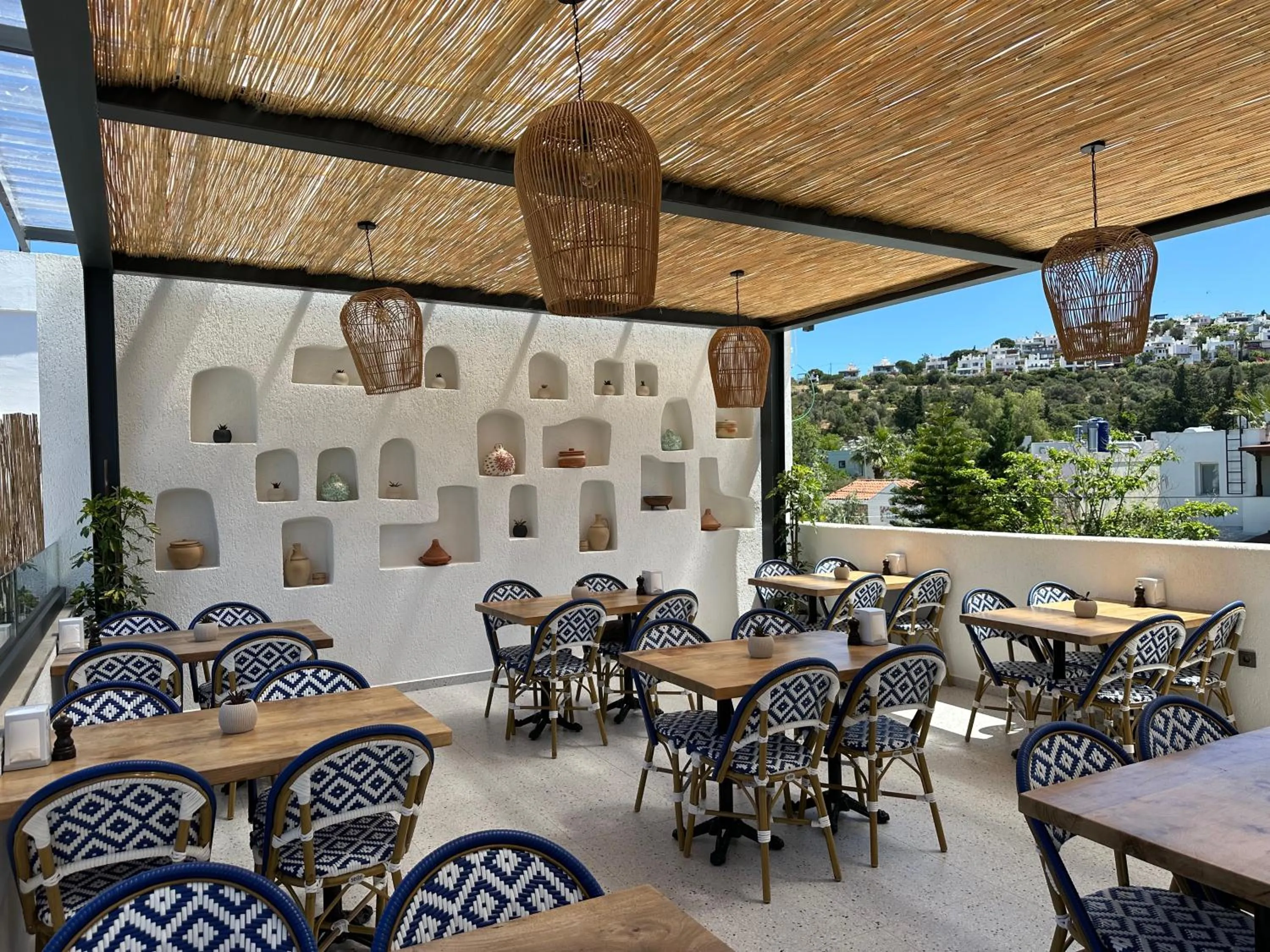 Restaurant/places to eat in Paloma Family Club