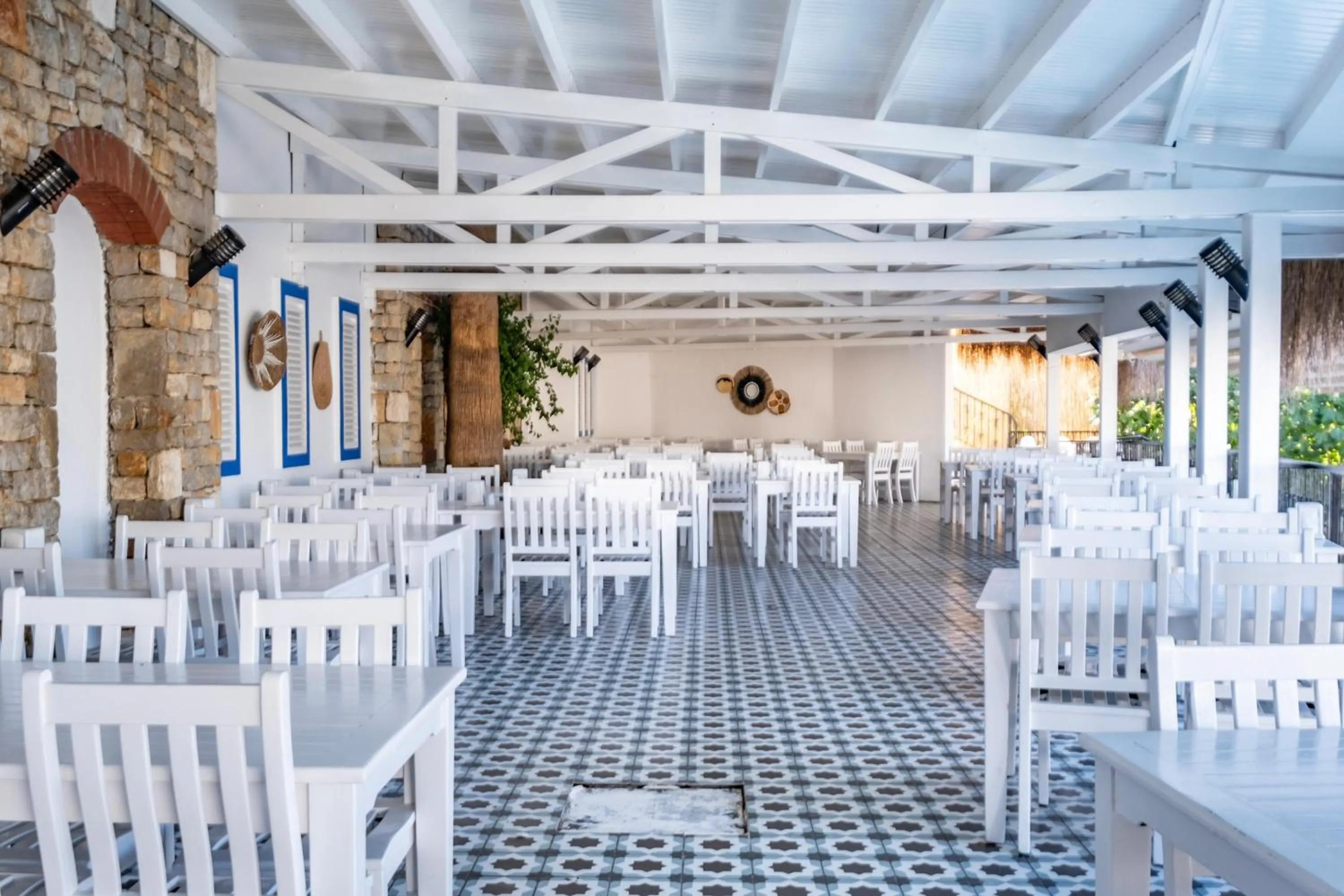 Restaurant/places to eat in Paloma Family Club