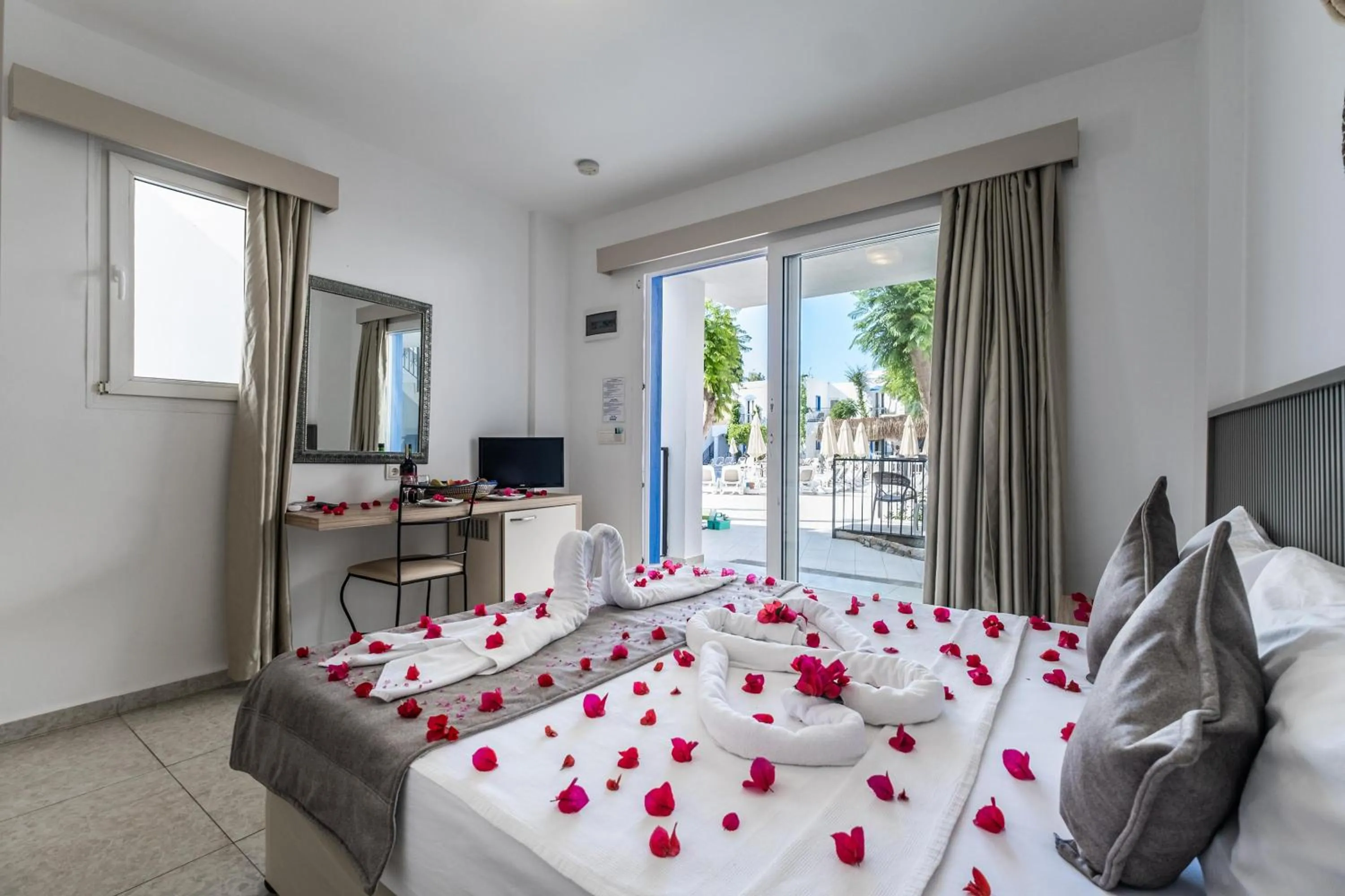 Communal lounge/ TV room, Bed in Paloma Family Club