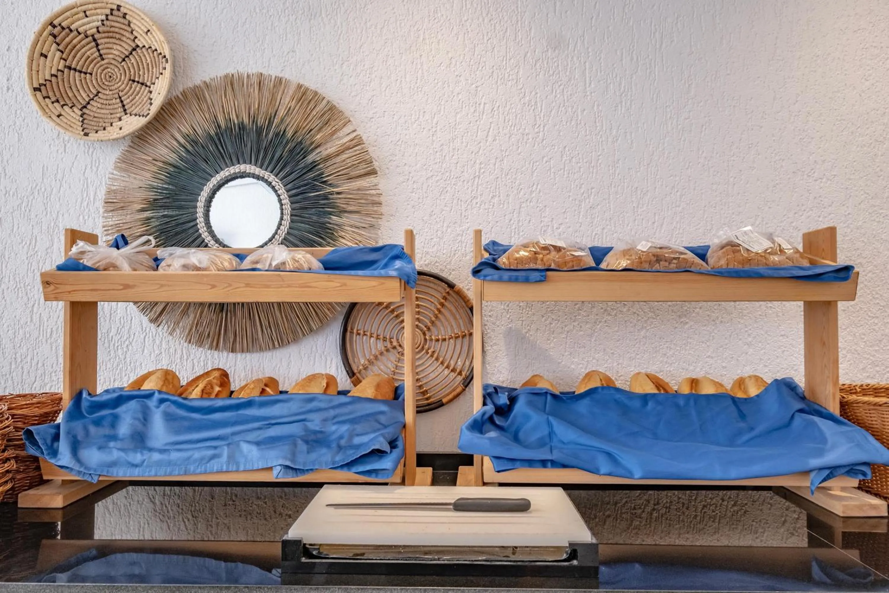 Restaurant/places to eat in Paloma Family Club