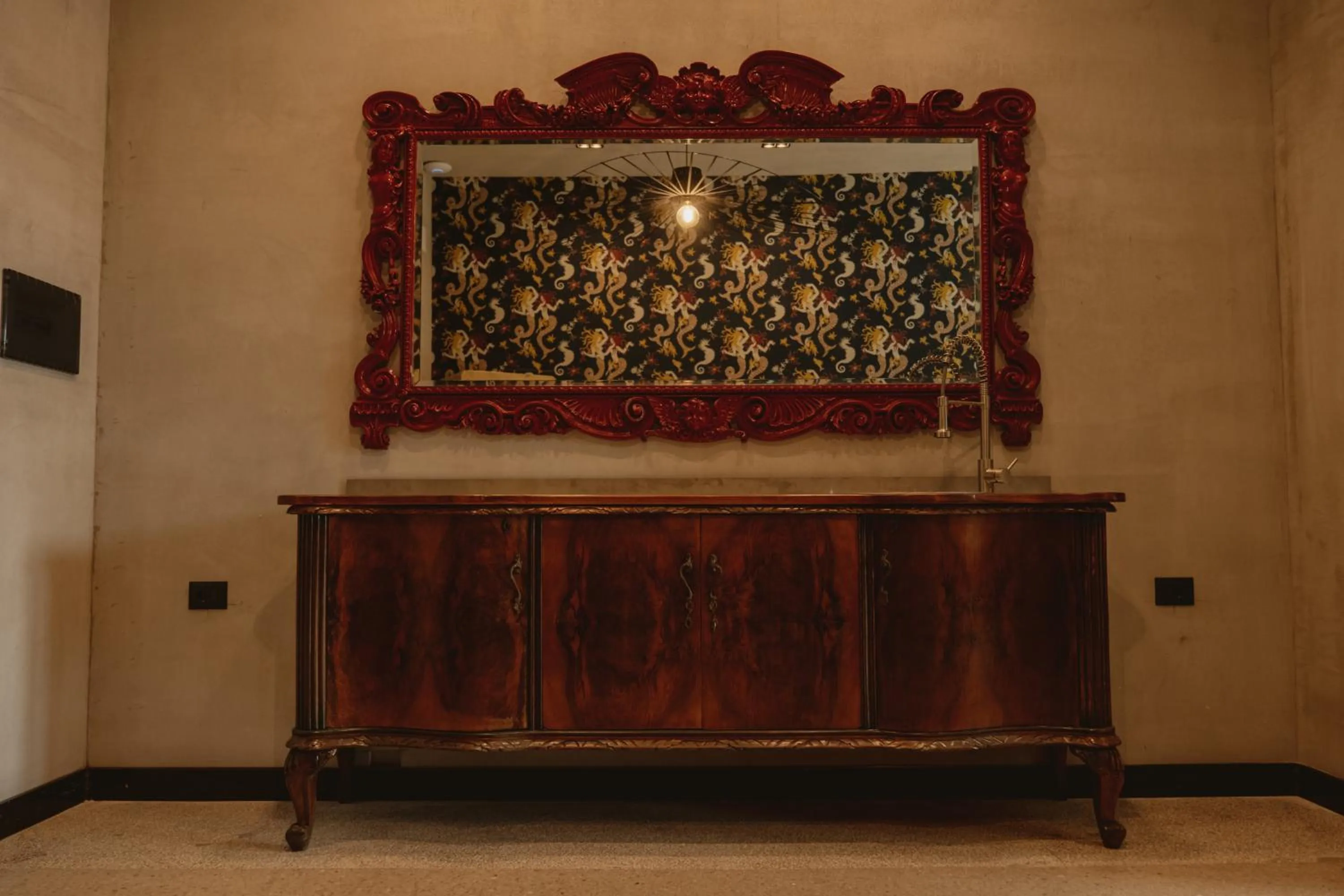 Decorative detail in Palazzo Sebeto