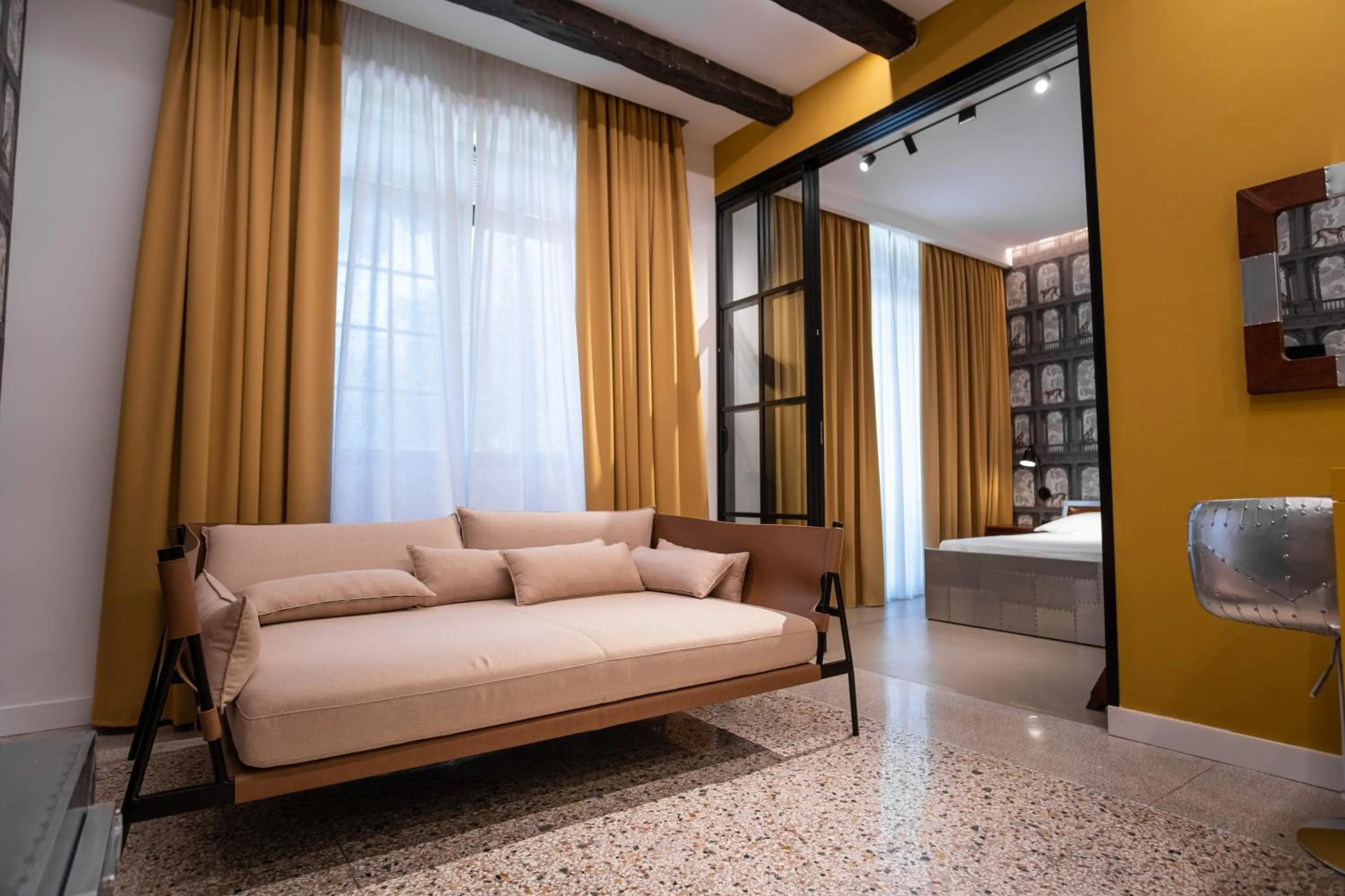 Living room, Bed in Palazzo Sebeto