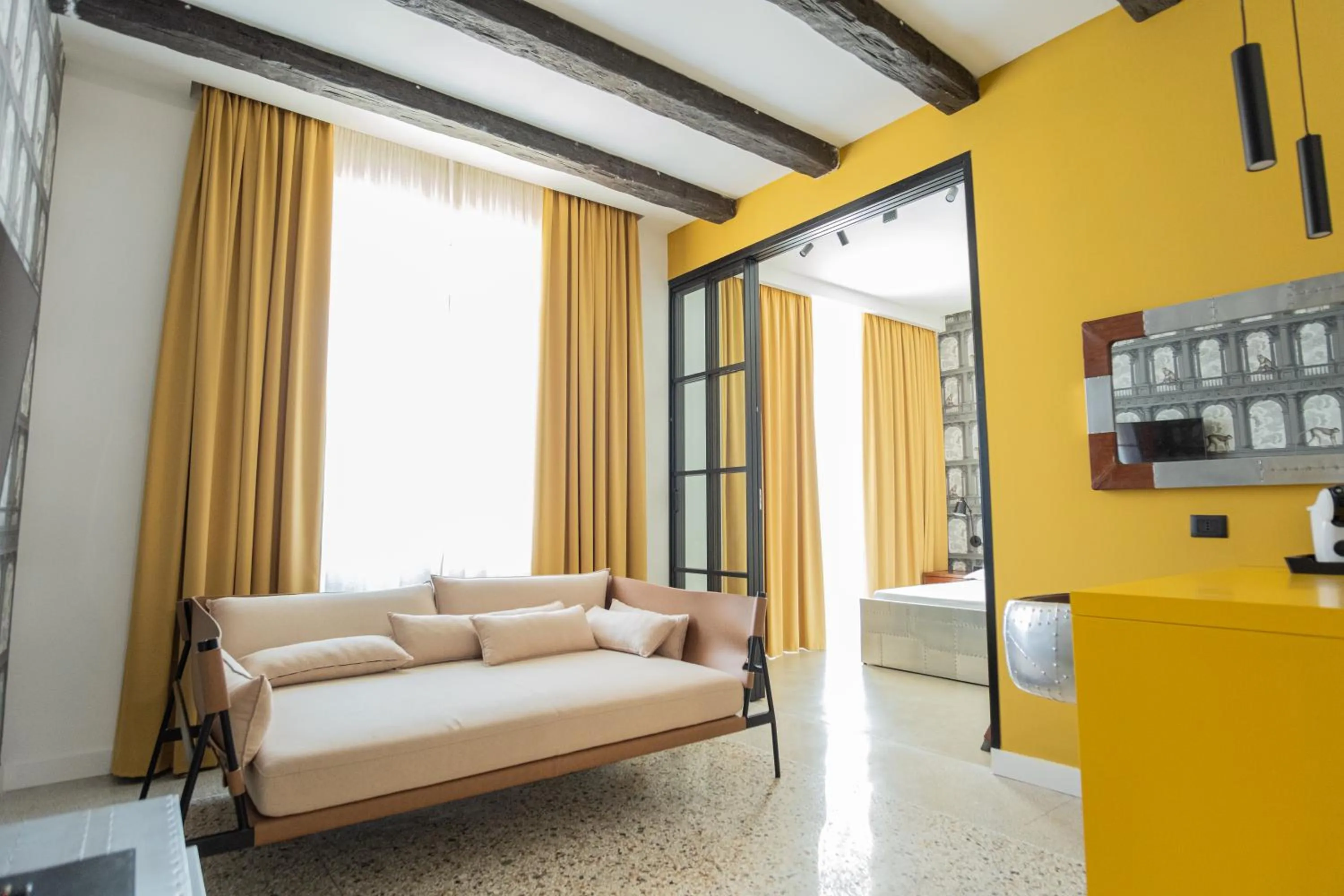 Living room, Bed in Palazzo Sebeto