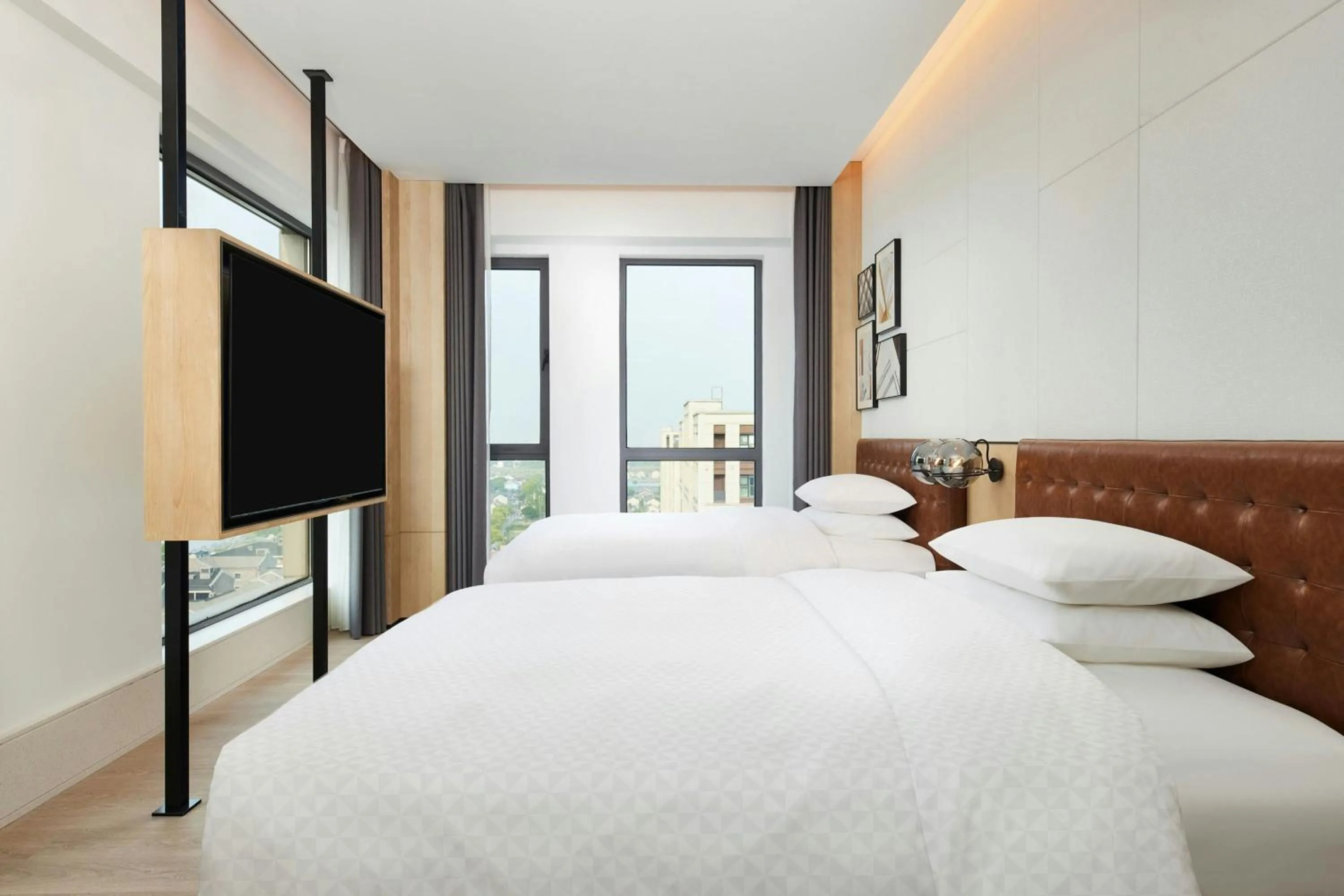 Photo of the whole room, Bed in Four Points by Sheraton Shanghai International Tourism and Resorts Zone