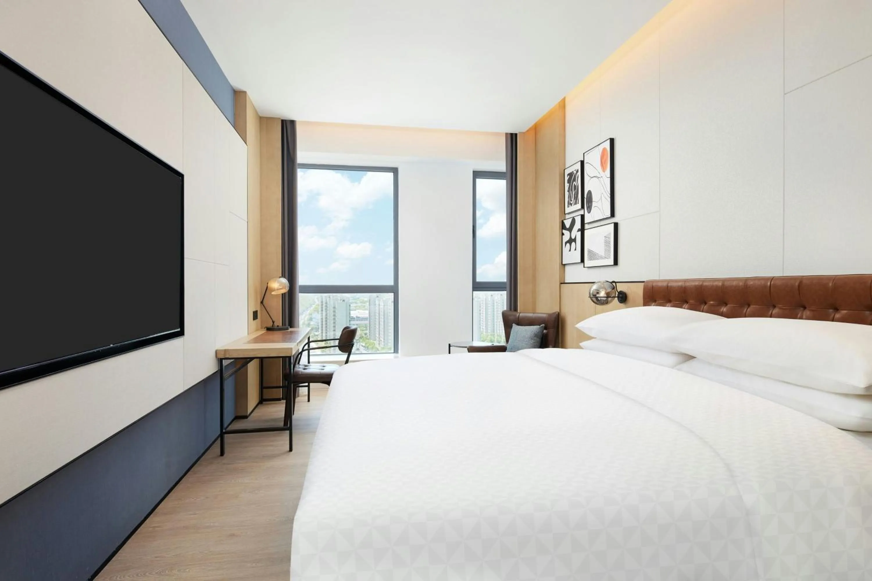 Photo of the whole room, Bed in Four Points by Sheraton Shanghai International Tourism and Resorts Zone