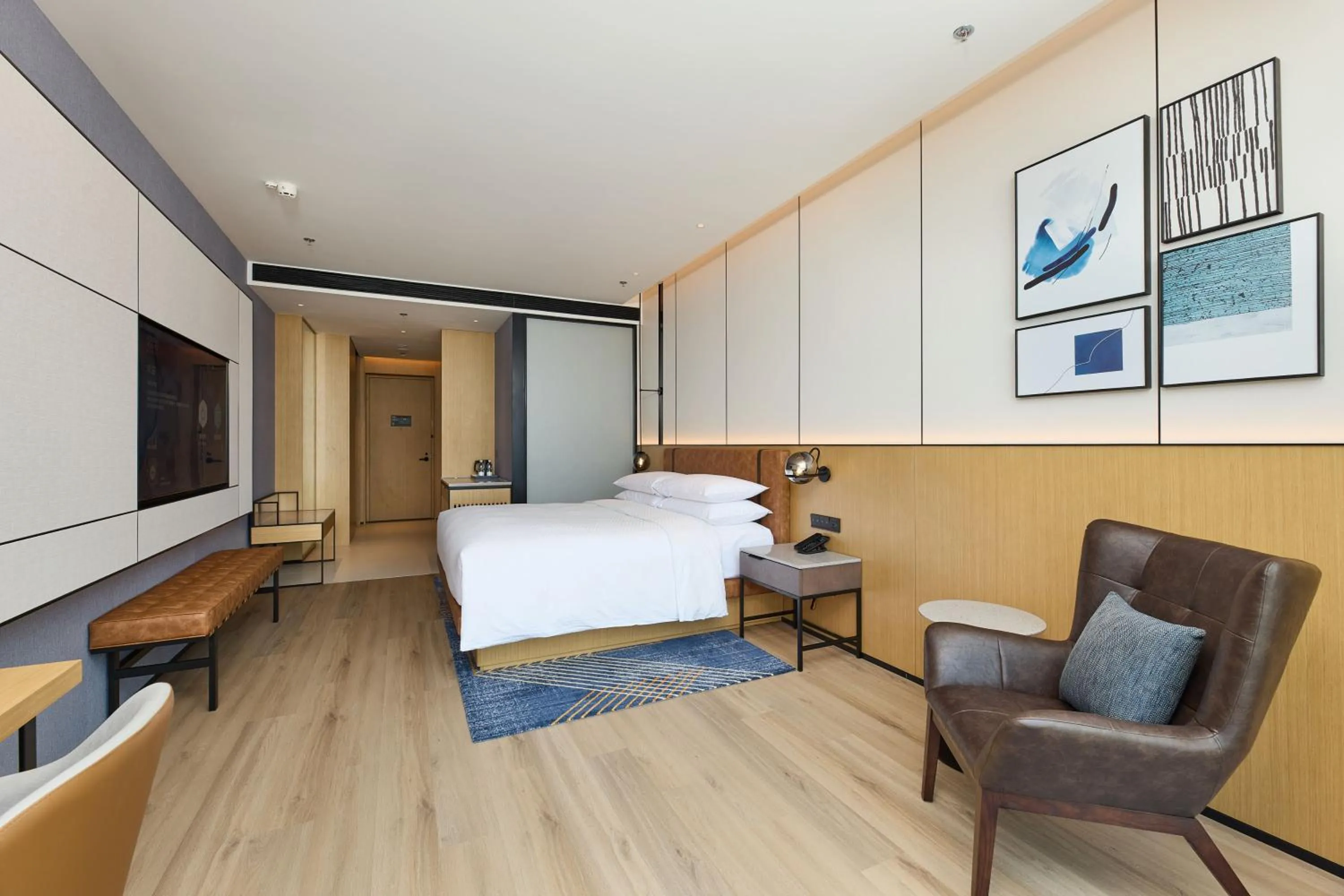 Photo of the whole room, Bed in Four Points by Sheraton Qingdao, Chengyang East