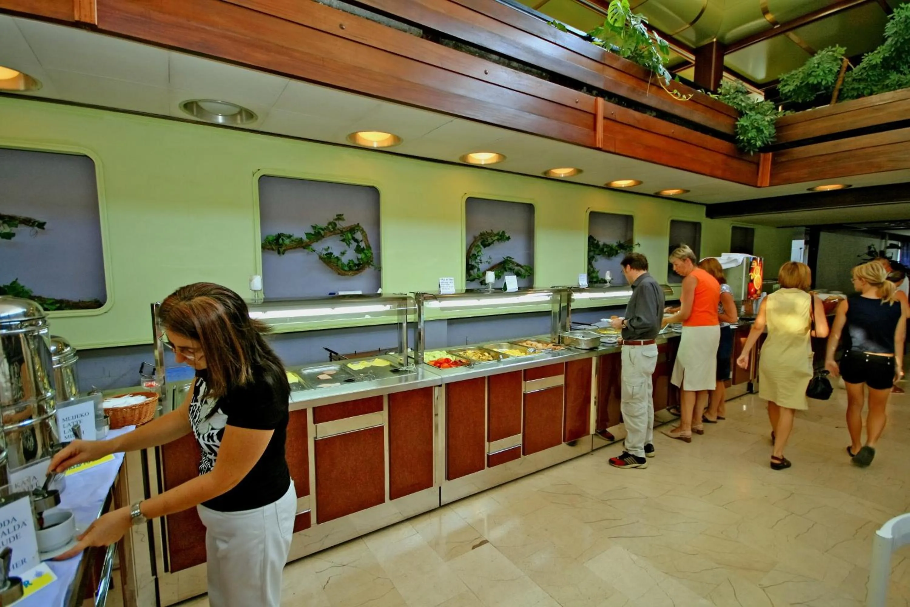 Restaurant/places to eat in Hotel Medena Budget