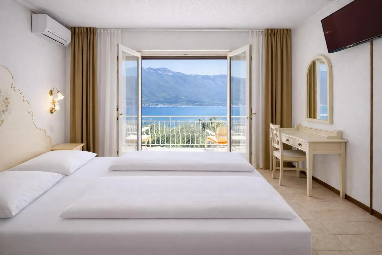 Standard Double Room with Balcony and Lake View in Hotel Villa Margherita Standard Double Room with Balcony and Lake View in Hotel Villa Margherita