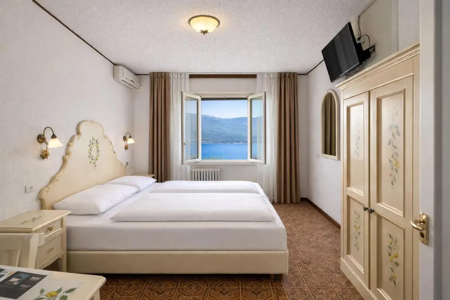 Standard Double Room with Lake View in Hotel Villa Margherita Standard Double Room with Lake View in Hotel Villa Margherita