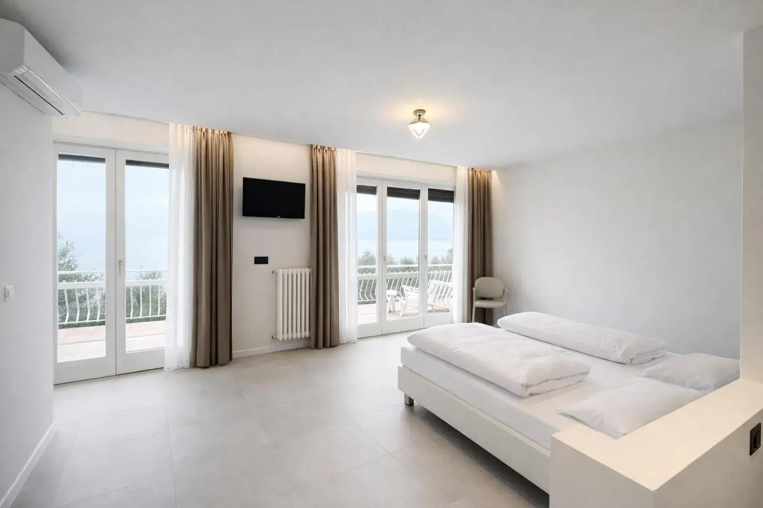 Superior Room with Balcony and Lake View in Hotel Villa Margherita Superior Room with Balcony and Lake View in Hotel Villa Margherita