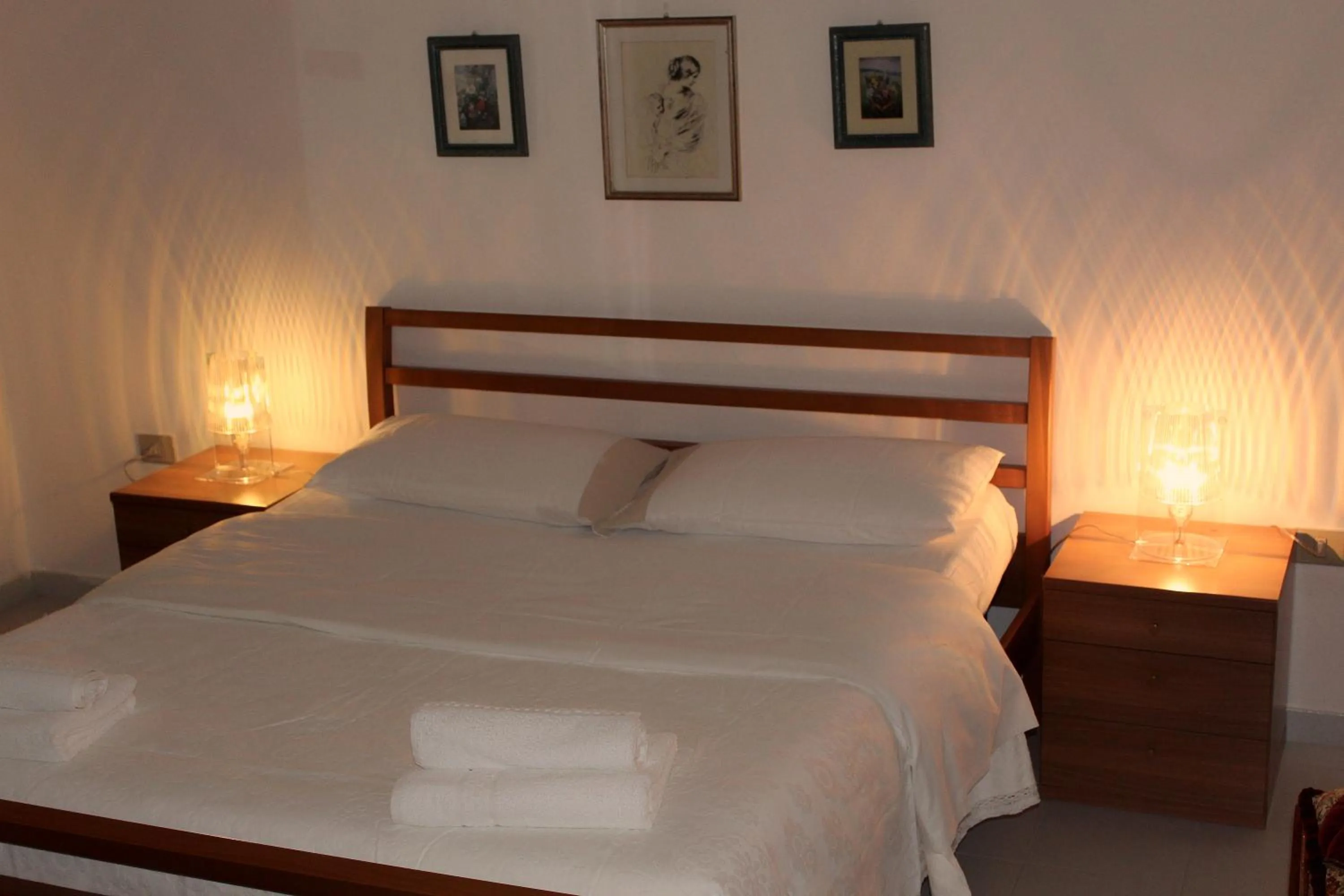 Bedroom, Bed in Caricia