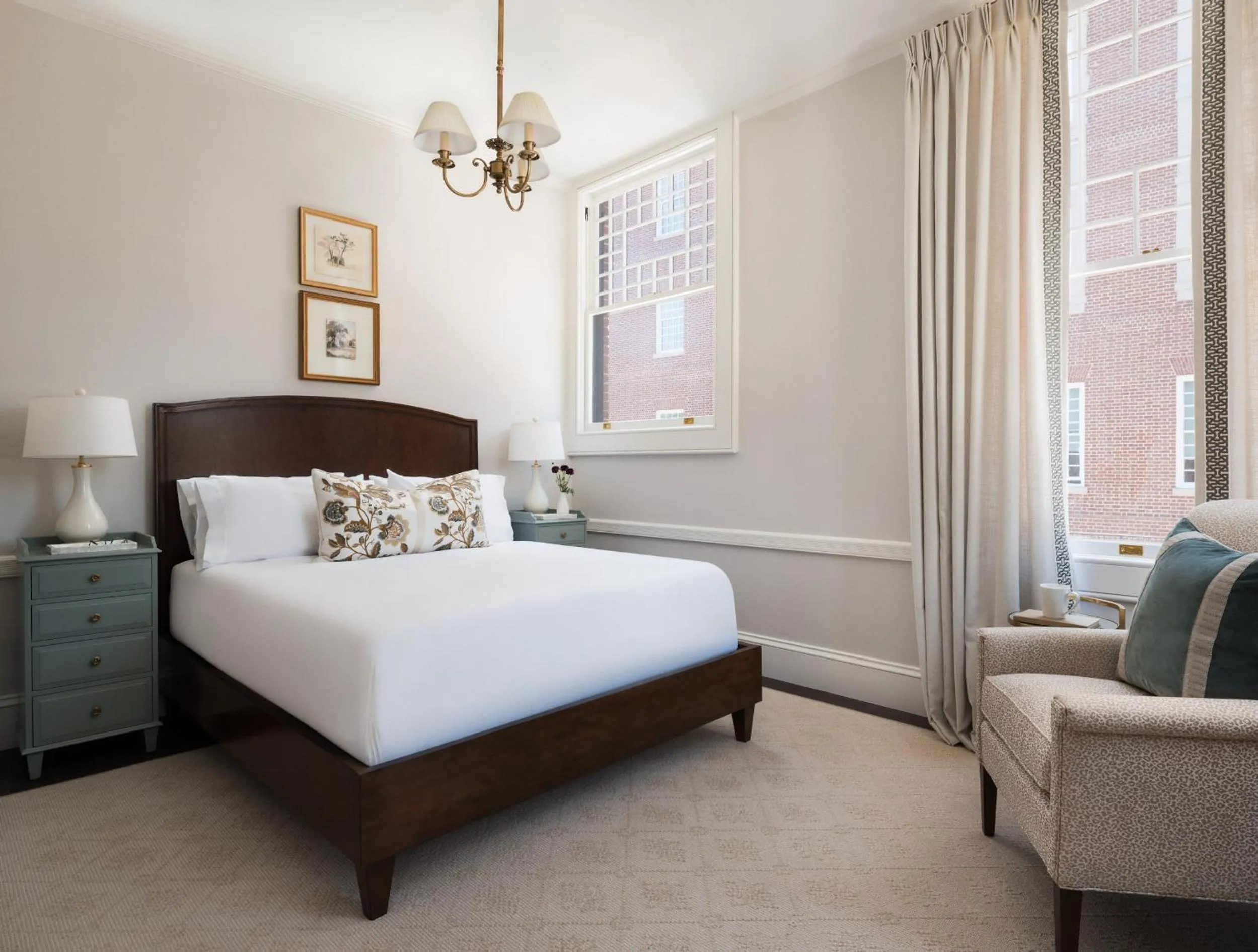 Bedroom, Bed in 86 State Circle - Luxury Boutique Hotel
