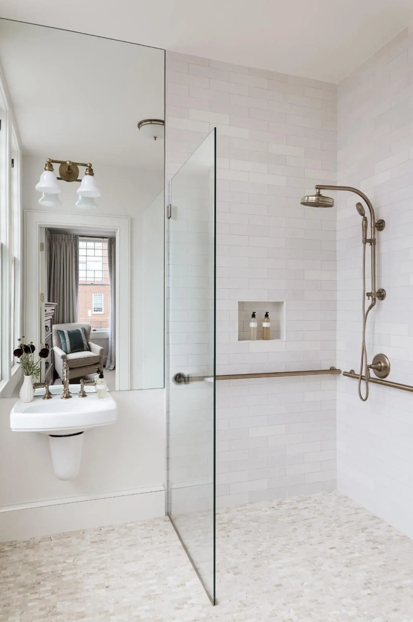 Queen Room - Disability Access in 86 State Circle - Luxury Boutique Hotel Queen Room - Disability Access in 86 State Circle - Luxury Boutique Hotel