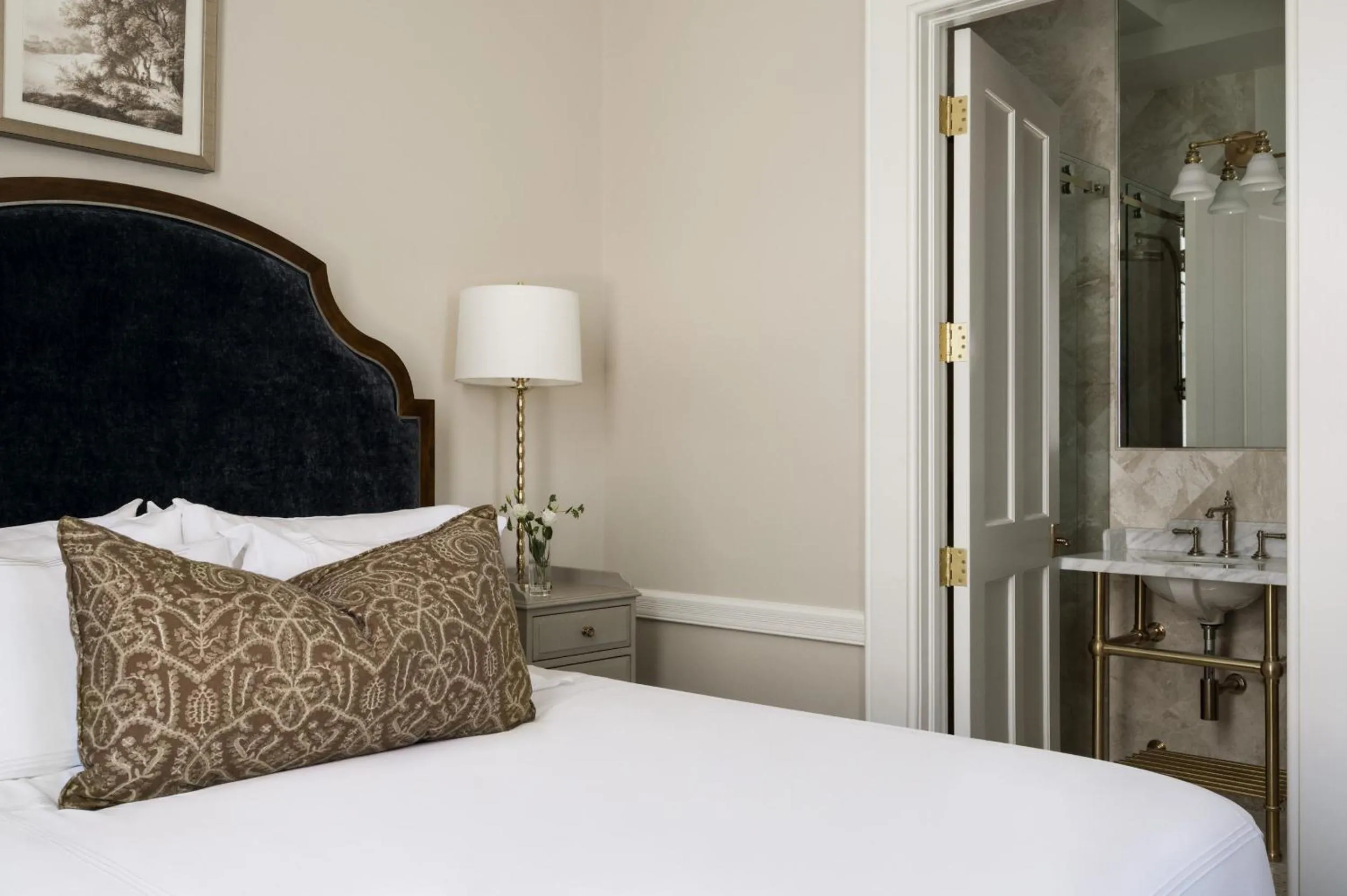 Bed in 86 State Circle - Luxury Boutique Hotel