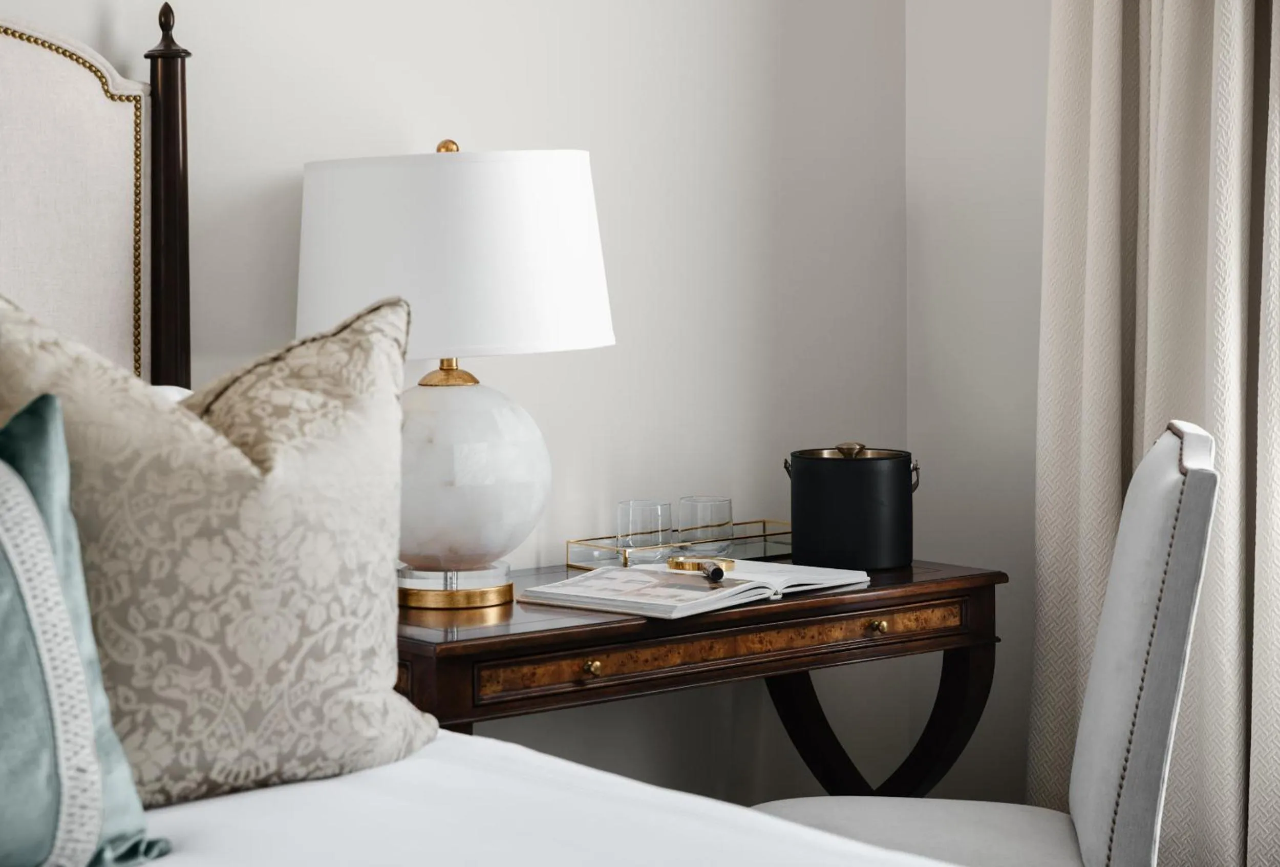 Seating area, Bed in 86 State Circle - Luxury Boutique Hotel