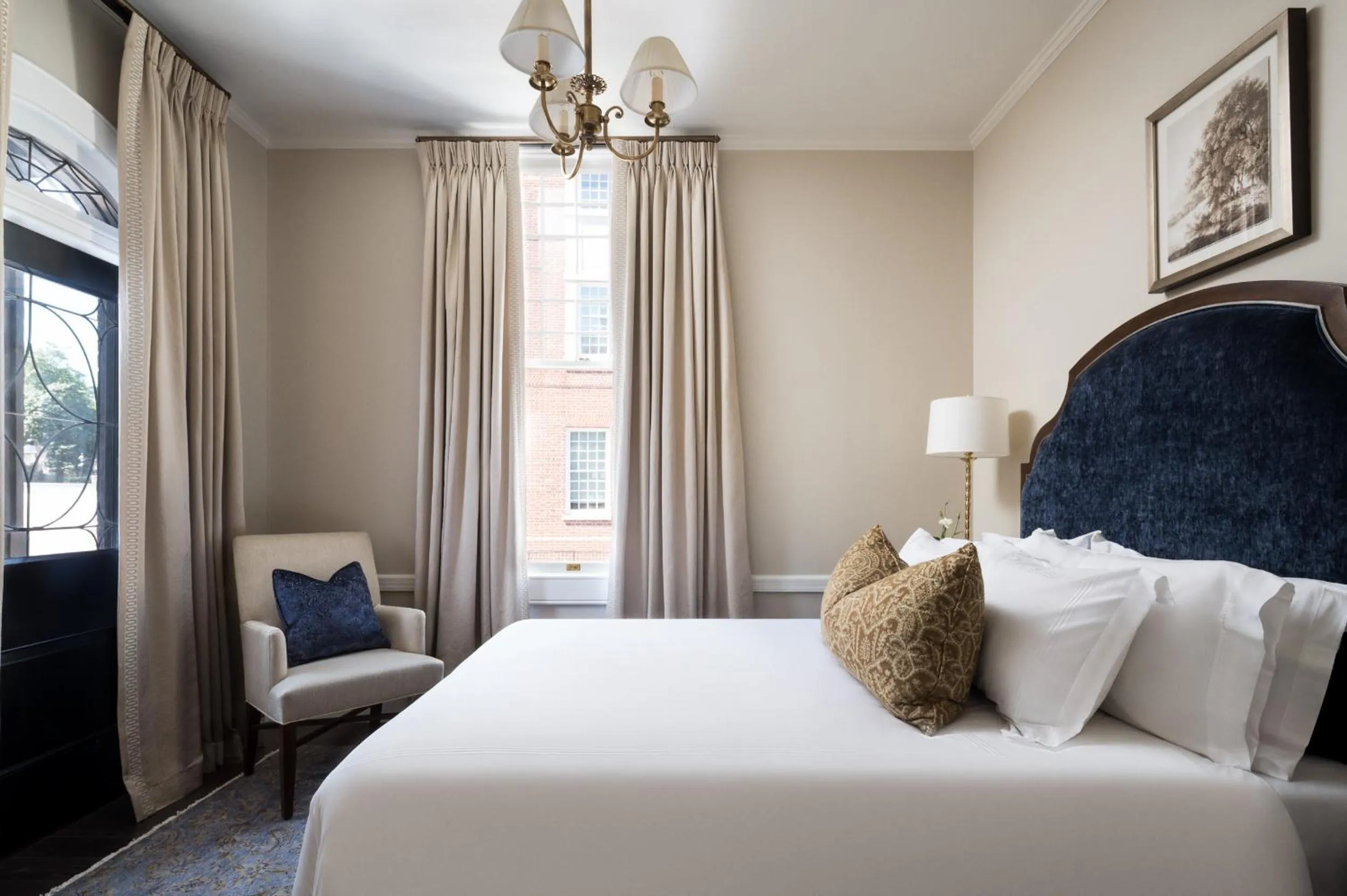 Bedroom, Bed in 86 State Circle - Luxury Boutique Hotel