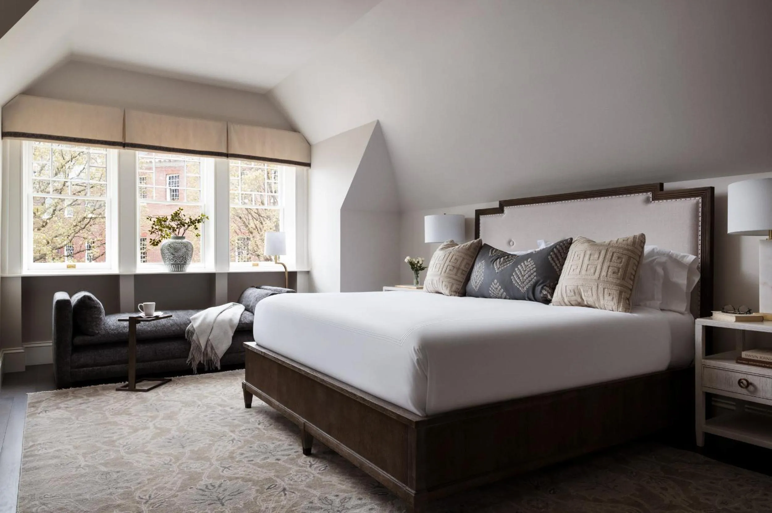 Deluxe King Room in 86 State Circle - Luxury Boutique Hotel