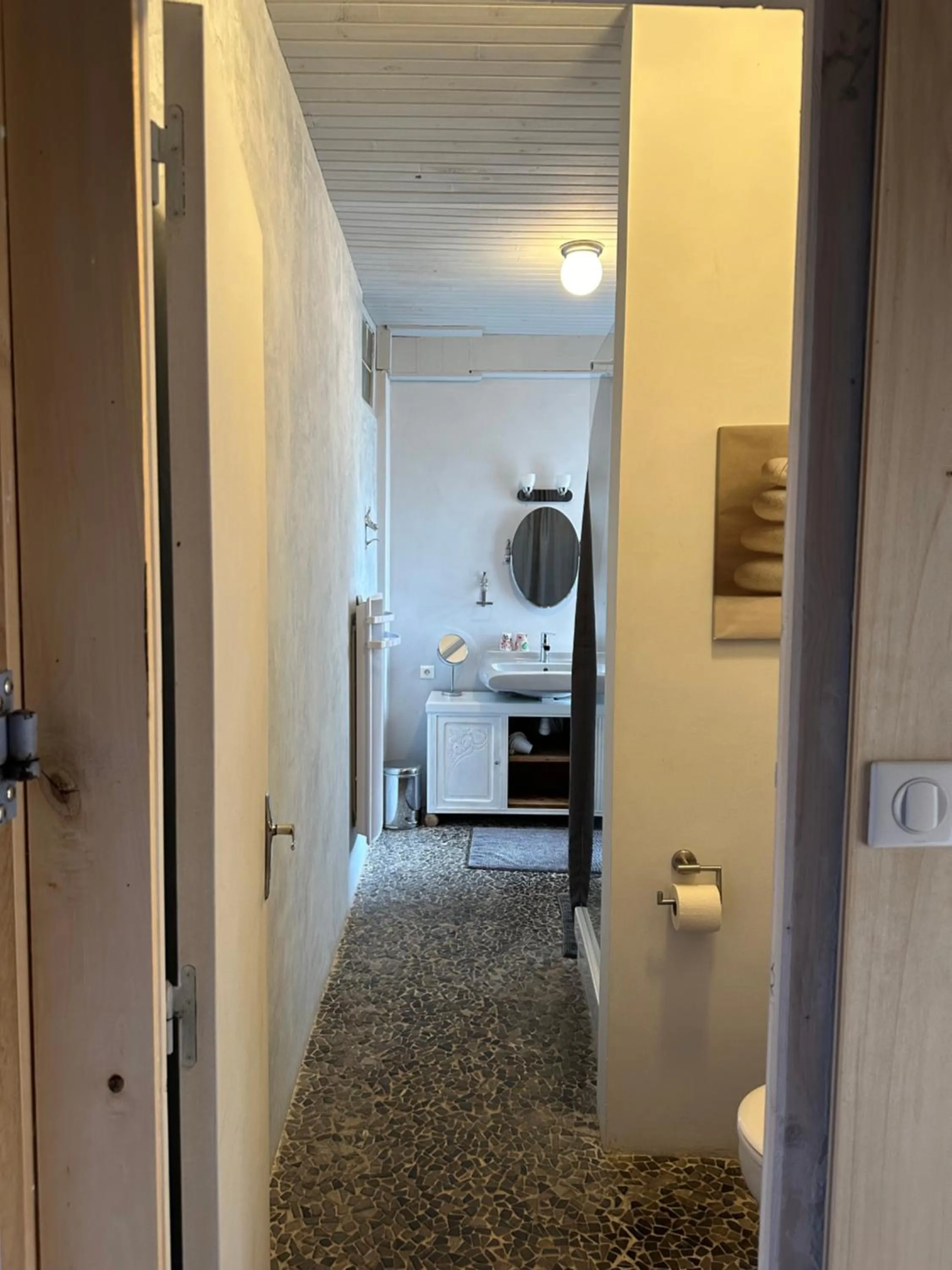 Bathroom, Bed in Sûn Chambres d'hôtes