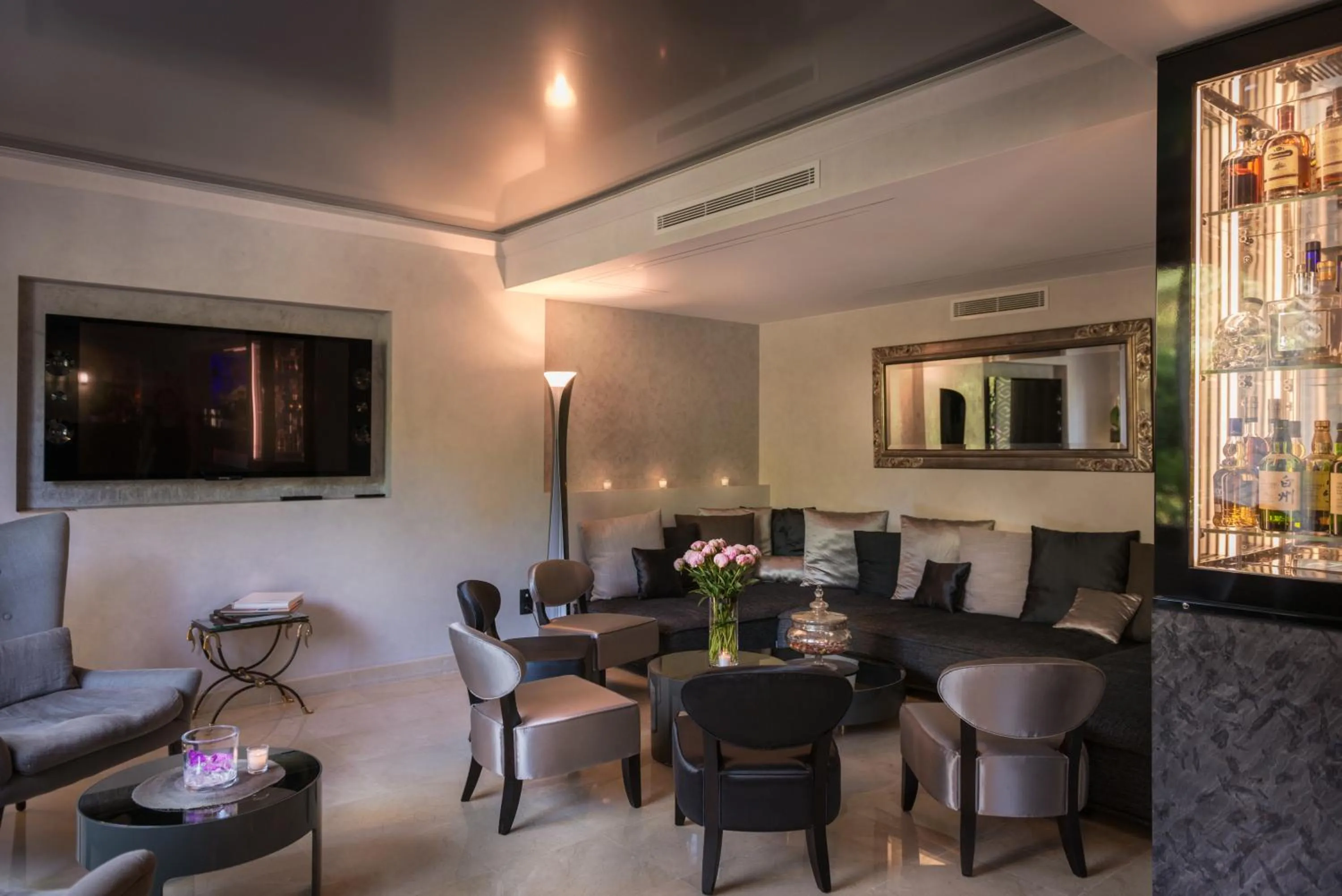 Communal lounge/ TV room in Hostellerie Les Gorges De Pennafort