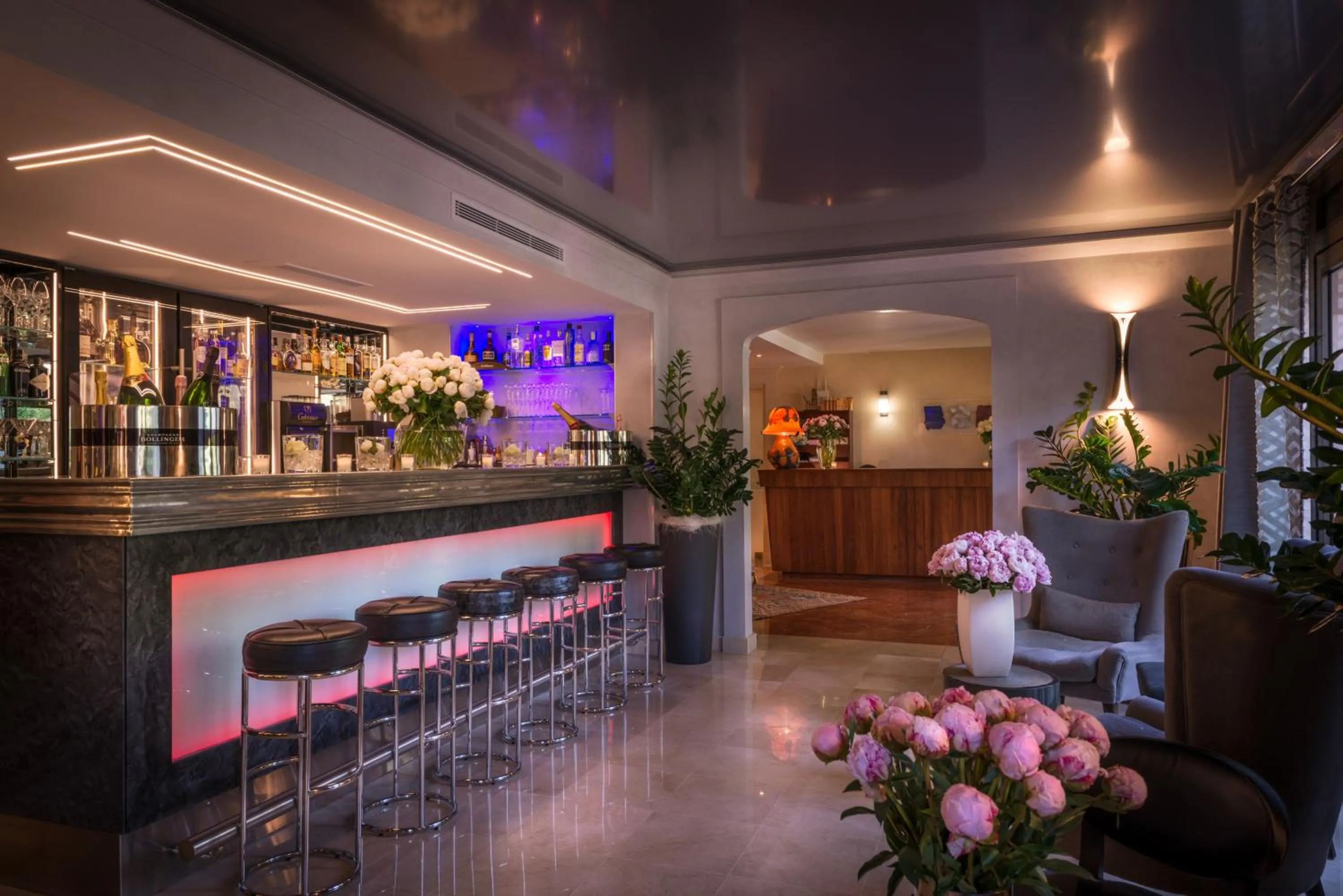 Communal lounge/ TV room in Hostellerie Les Gorges De Pennafort