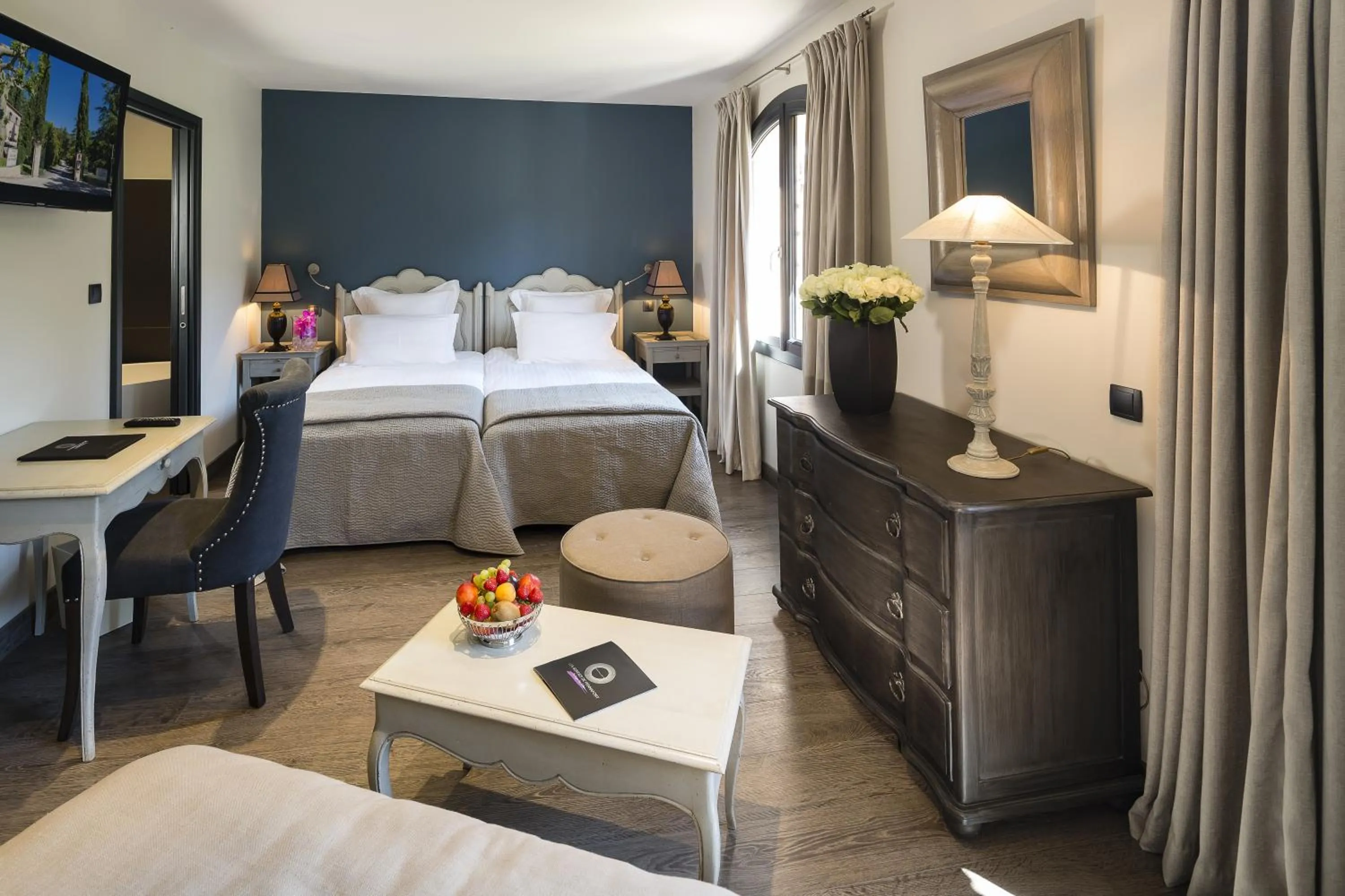 Seating area, Bed in Hostellerie Les Gorges De Pennafort