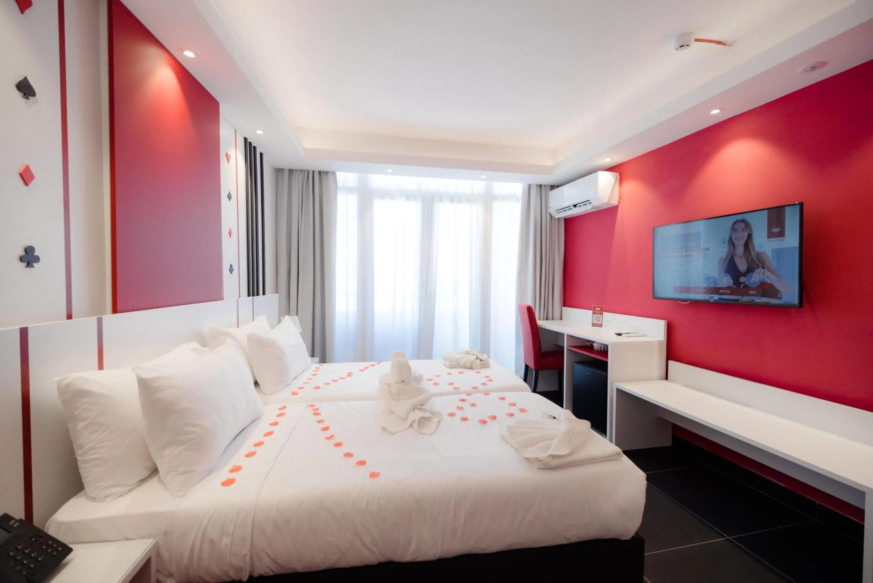 Communal lounge/ TV room, Bed in Vegas Resort