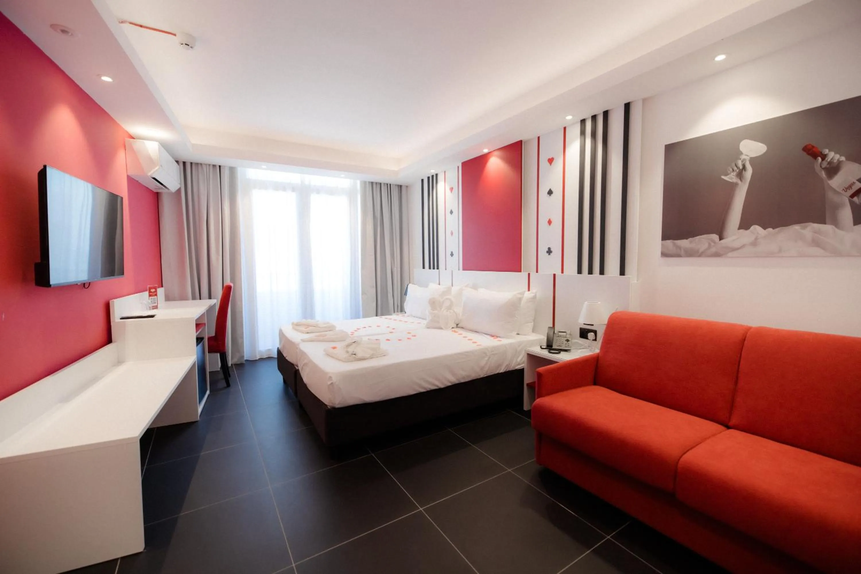 Photo of the whole room, Bed in Vegas Resort