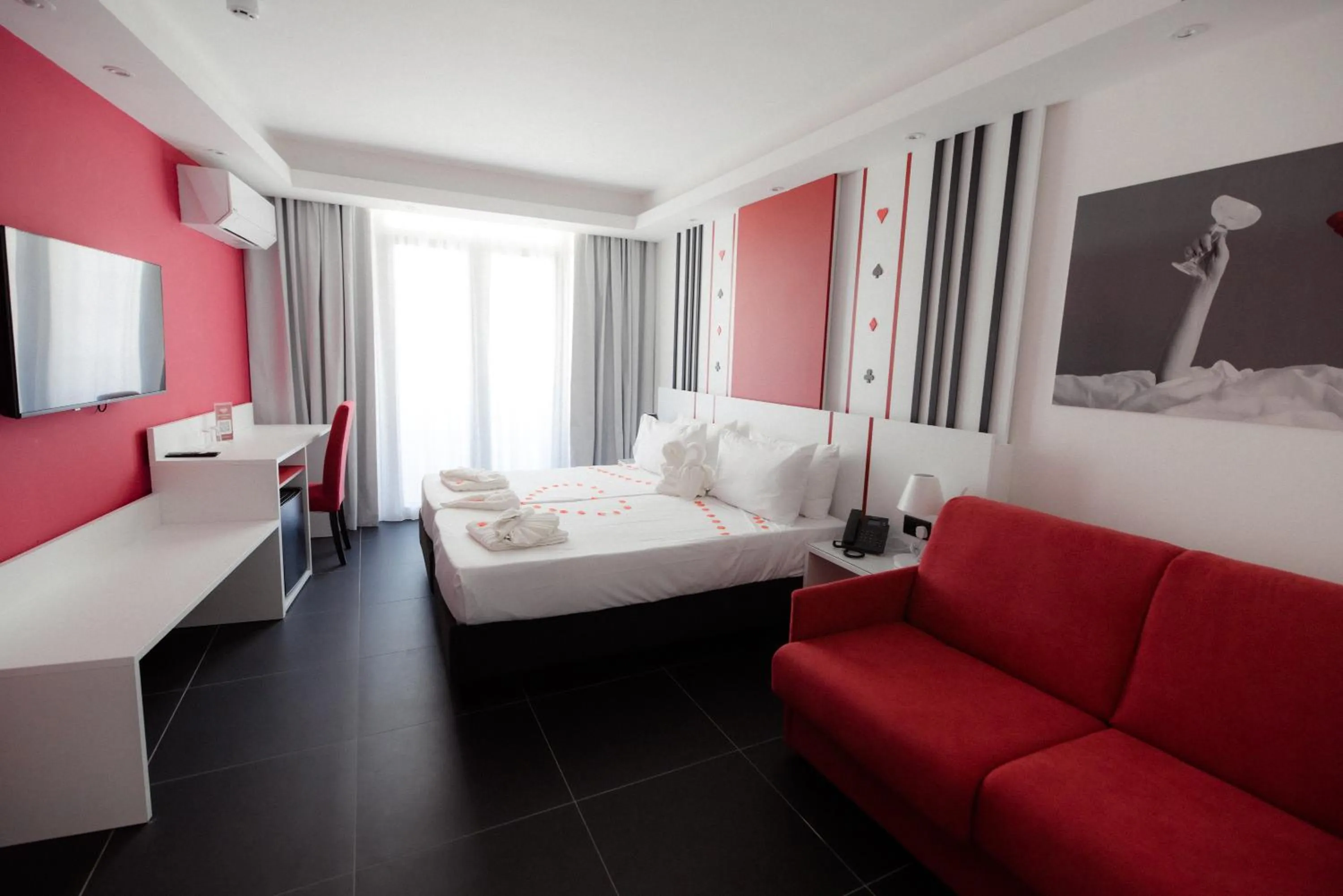 Communal lounge/ TV room, Bed in Vegas Resort