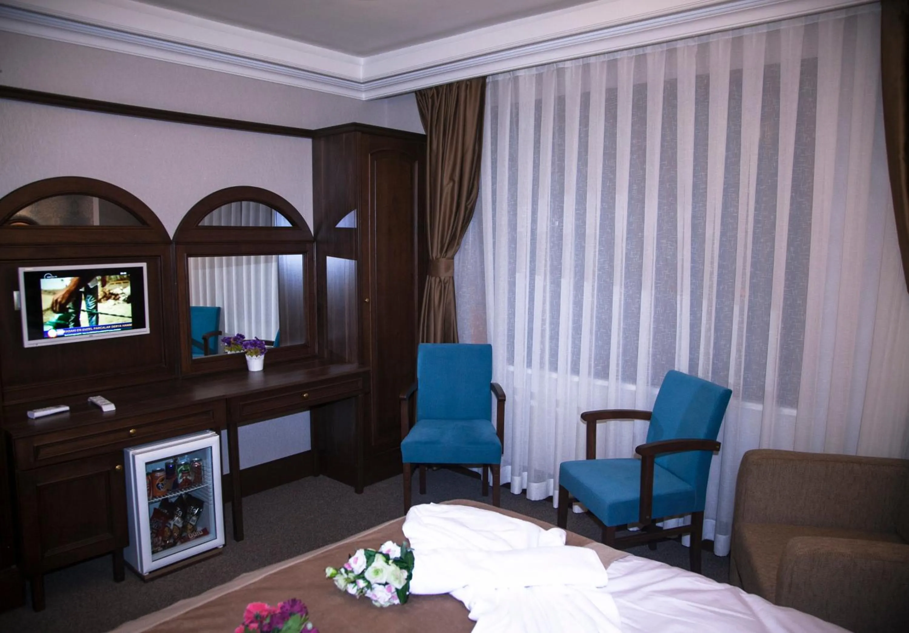 Seating area, Bed in Golden Pen Hotel