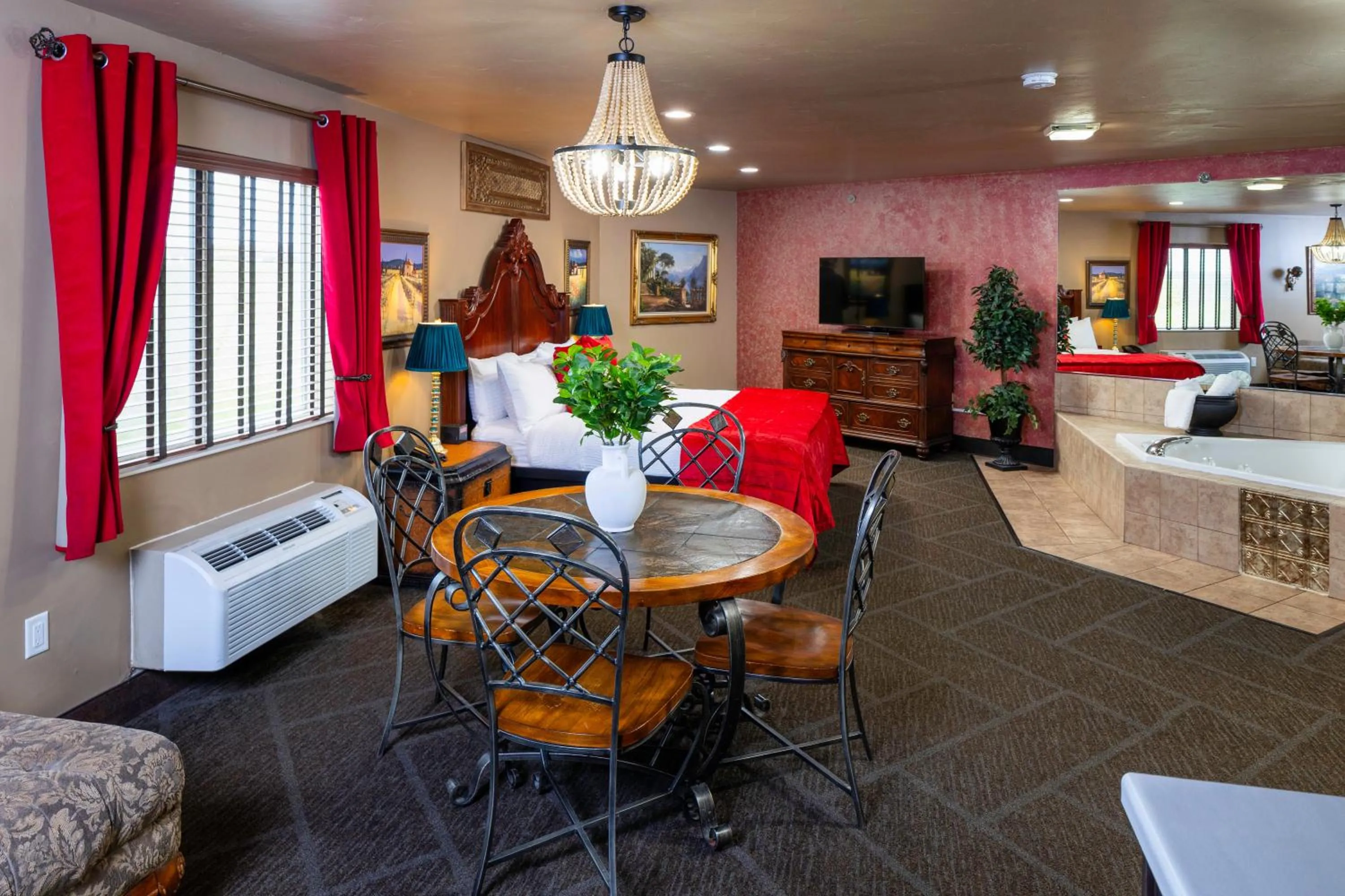 Hot Tub in Hotel J Green Bay