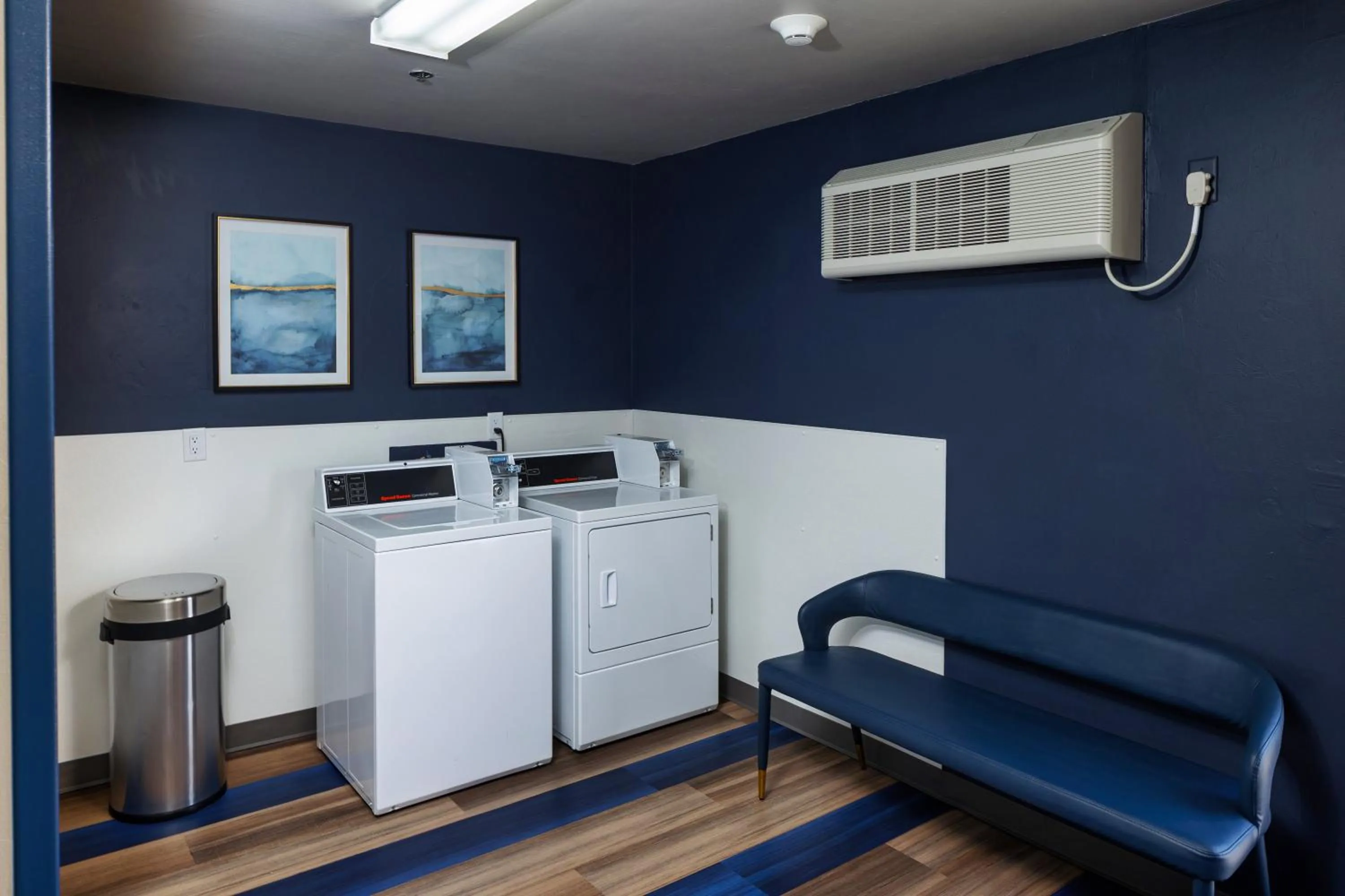 laundry in Hotel J Green Bay