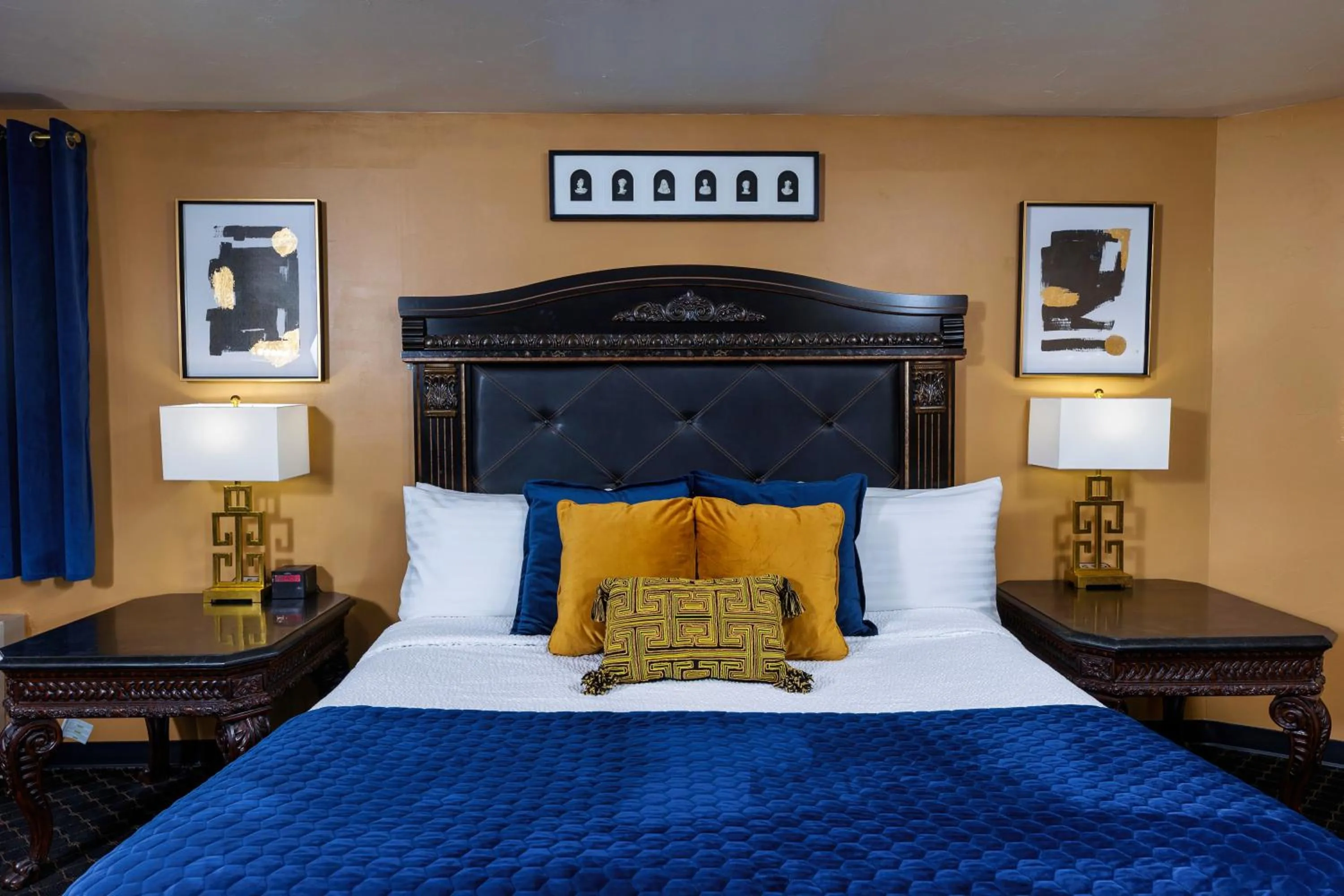 Bed in Hotel J Green Bay