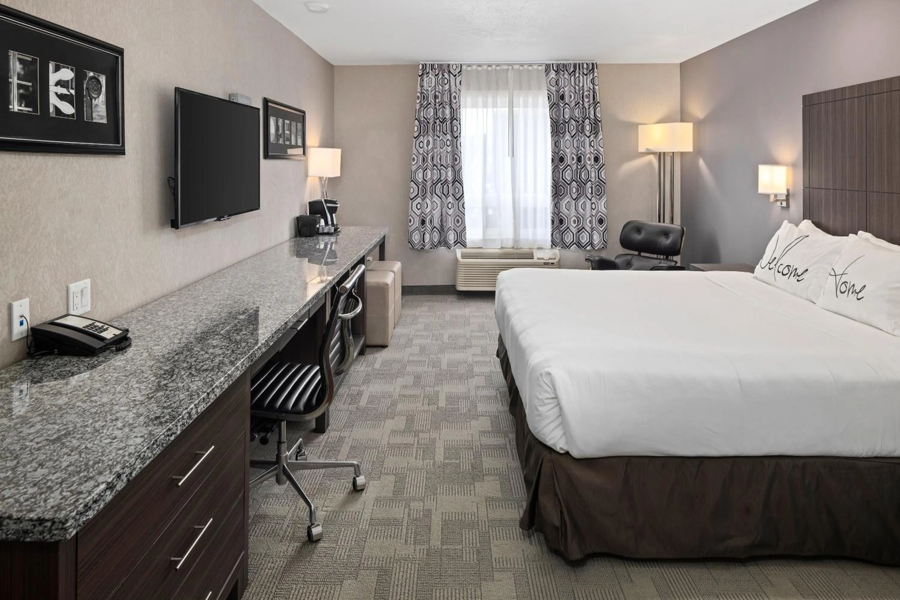 Photo of the whole room, Bed in Home Inn & Suites Saskatoon South