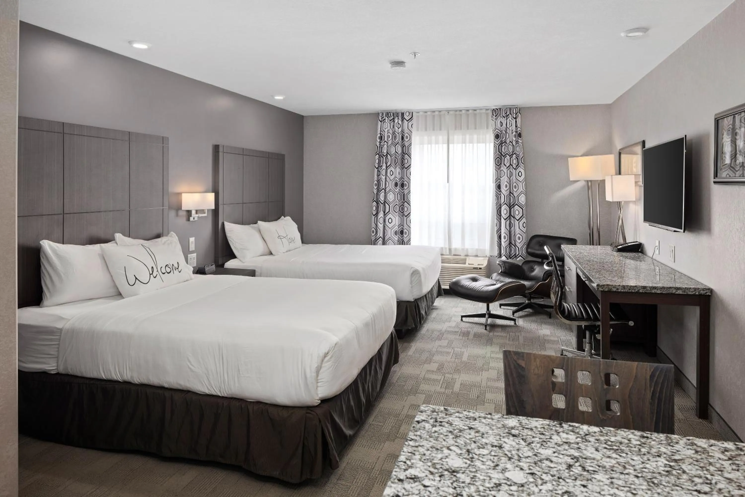 Photo of the whole room, Bed in Home Inn & Suites Saskatoon South